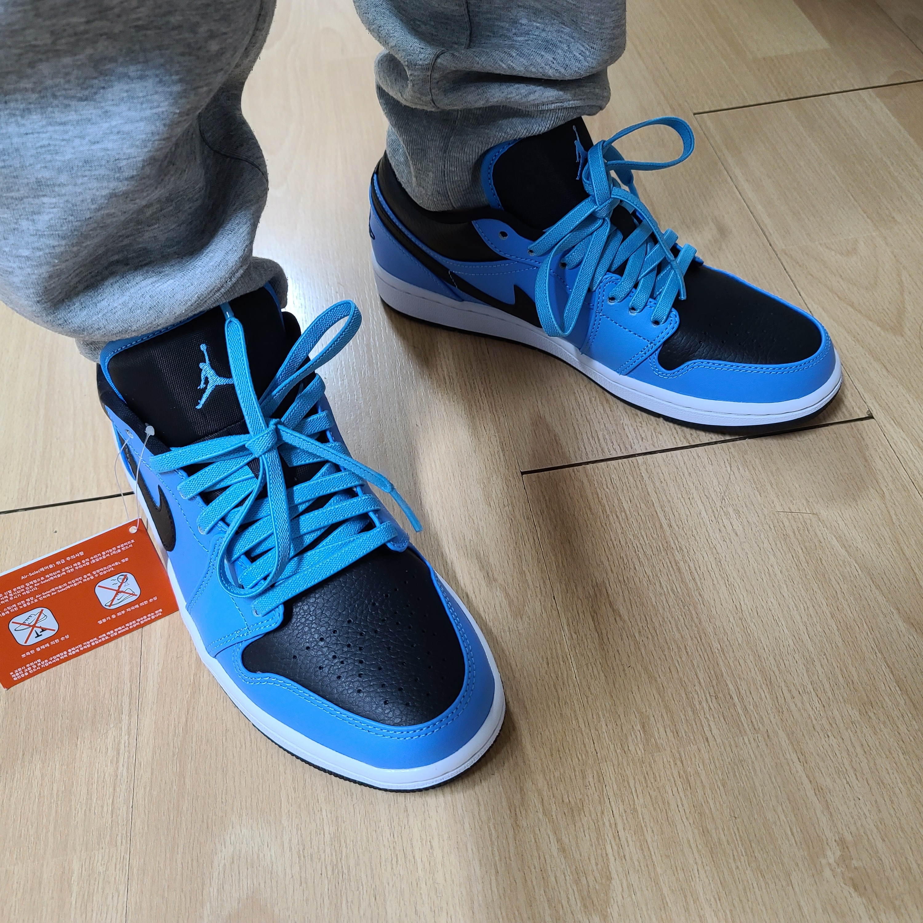 Jordan 1 Low University Blue Black 착용 스타일