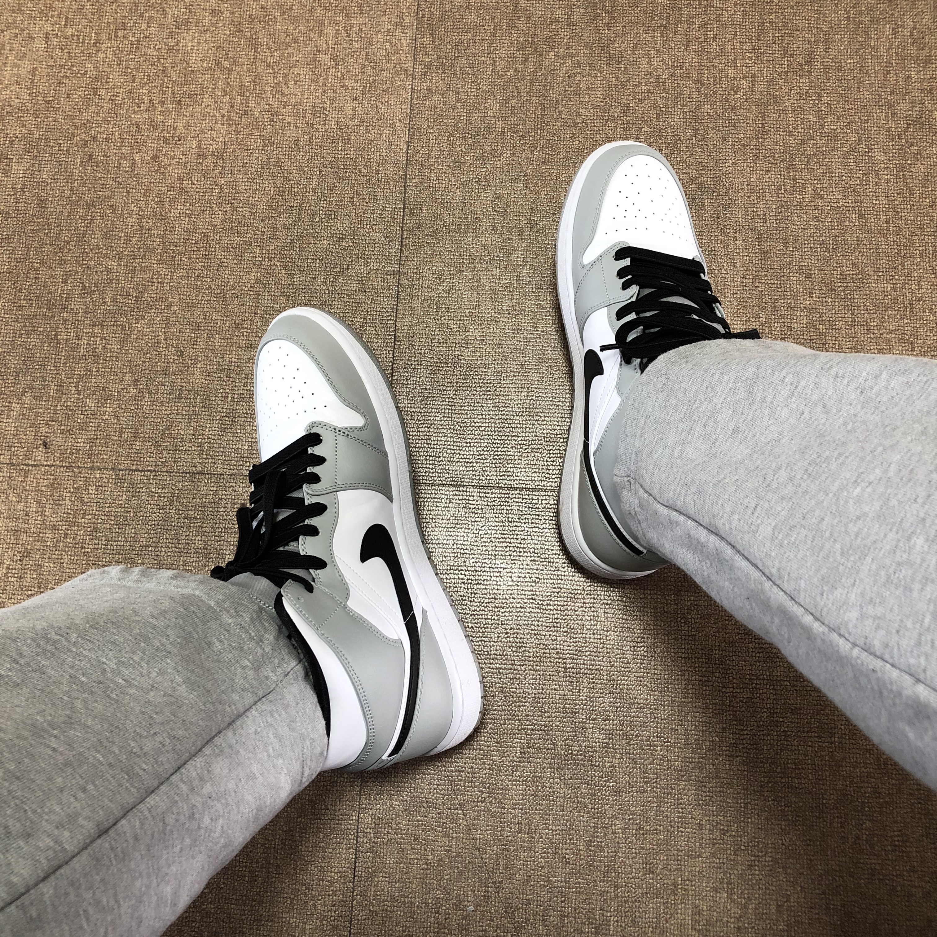 Jordan 1 Mid Light Smoke Grey 착용 스타일