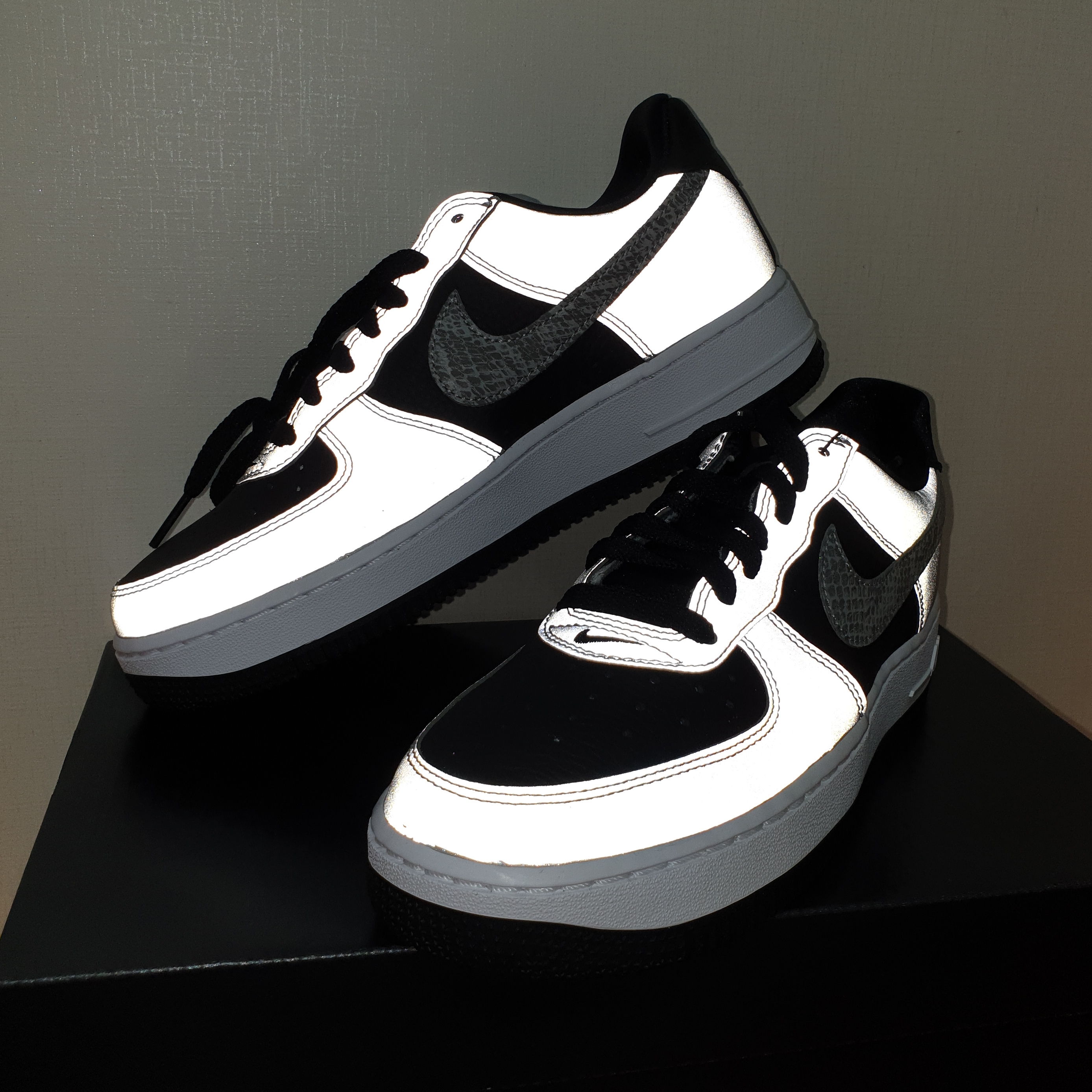 Nike Air Force 1 B Silver Snake 착용 스타일 - 4