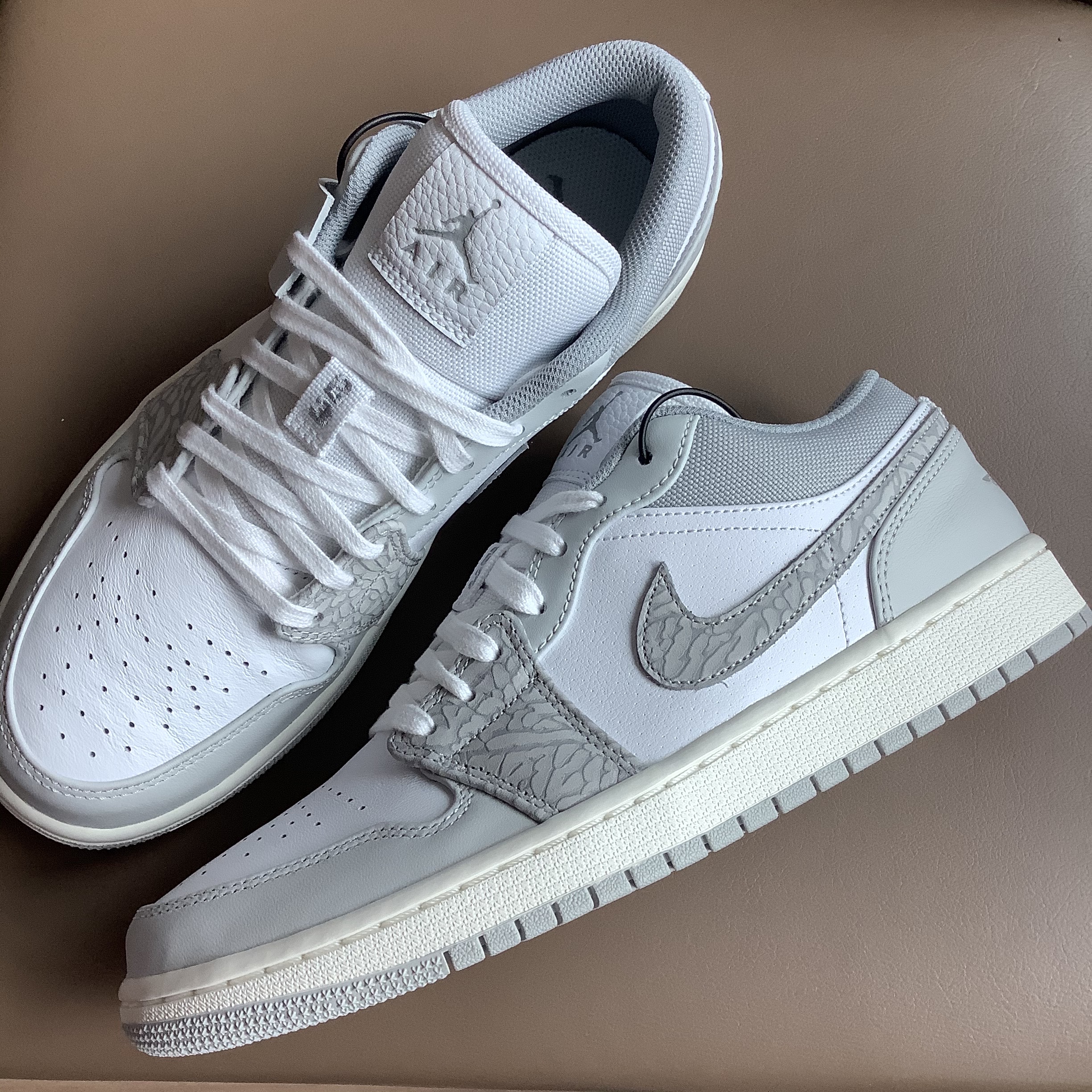 Jordan 1 Low PRM Elephant Print 착용 스타일 - 1