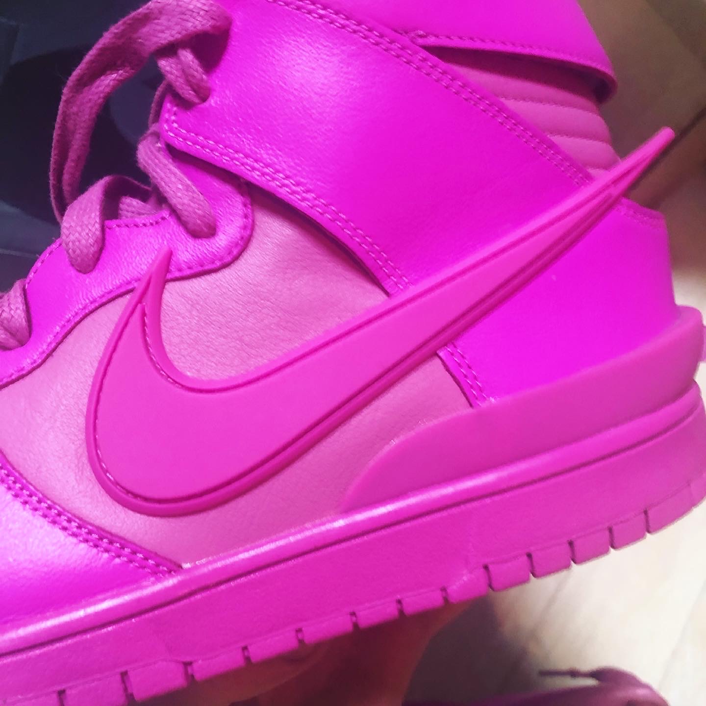 Nike x Ambush Dunk High Cosmic Fuchsia 착용 스타일 - 3