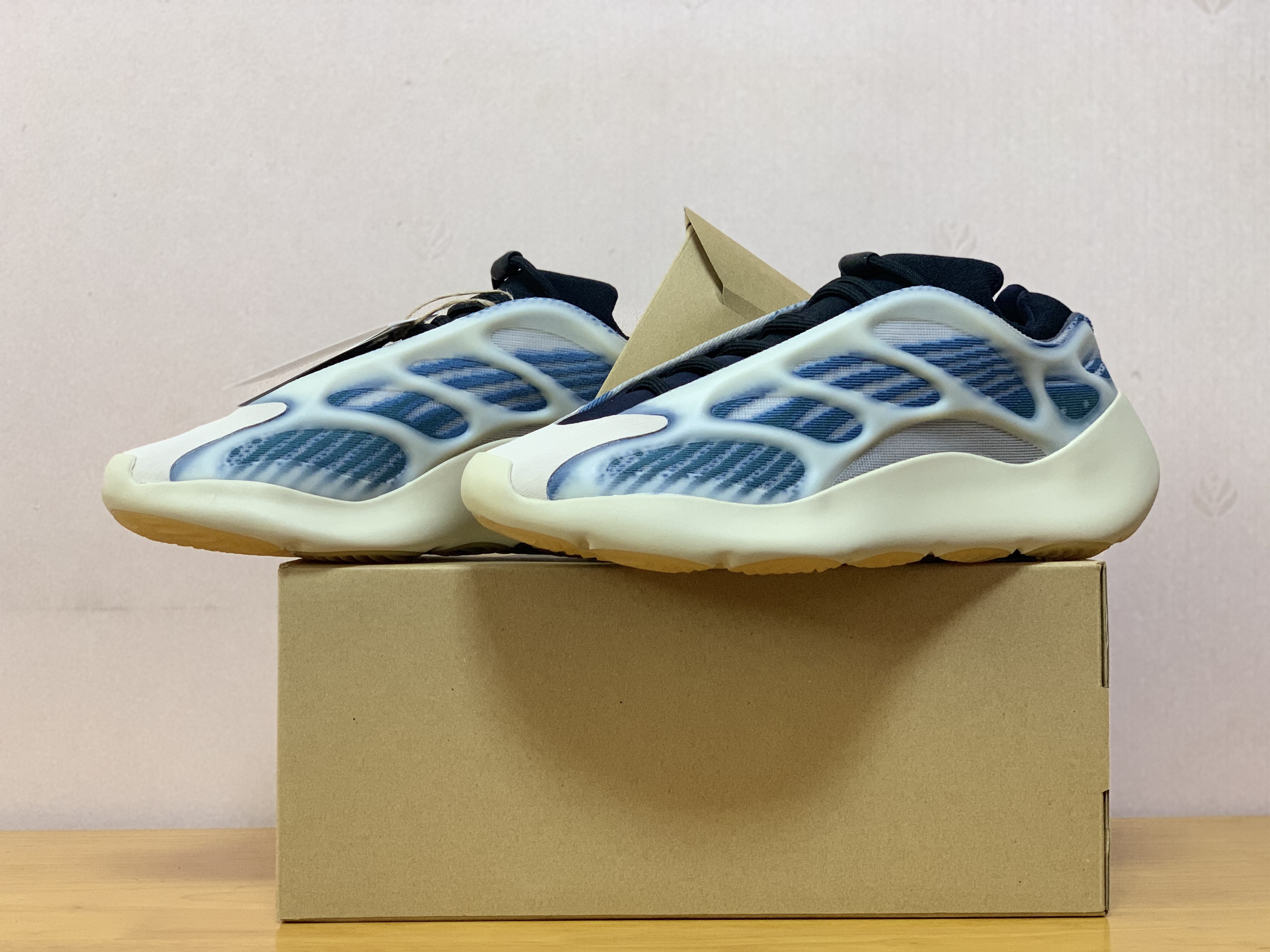 Adidas Yeezy 700 V3 Kyanite 착용 스타일 - 3