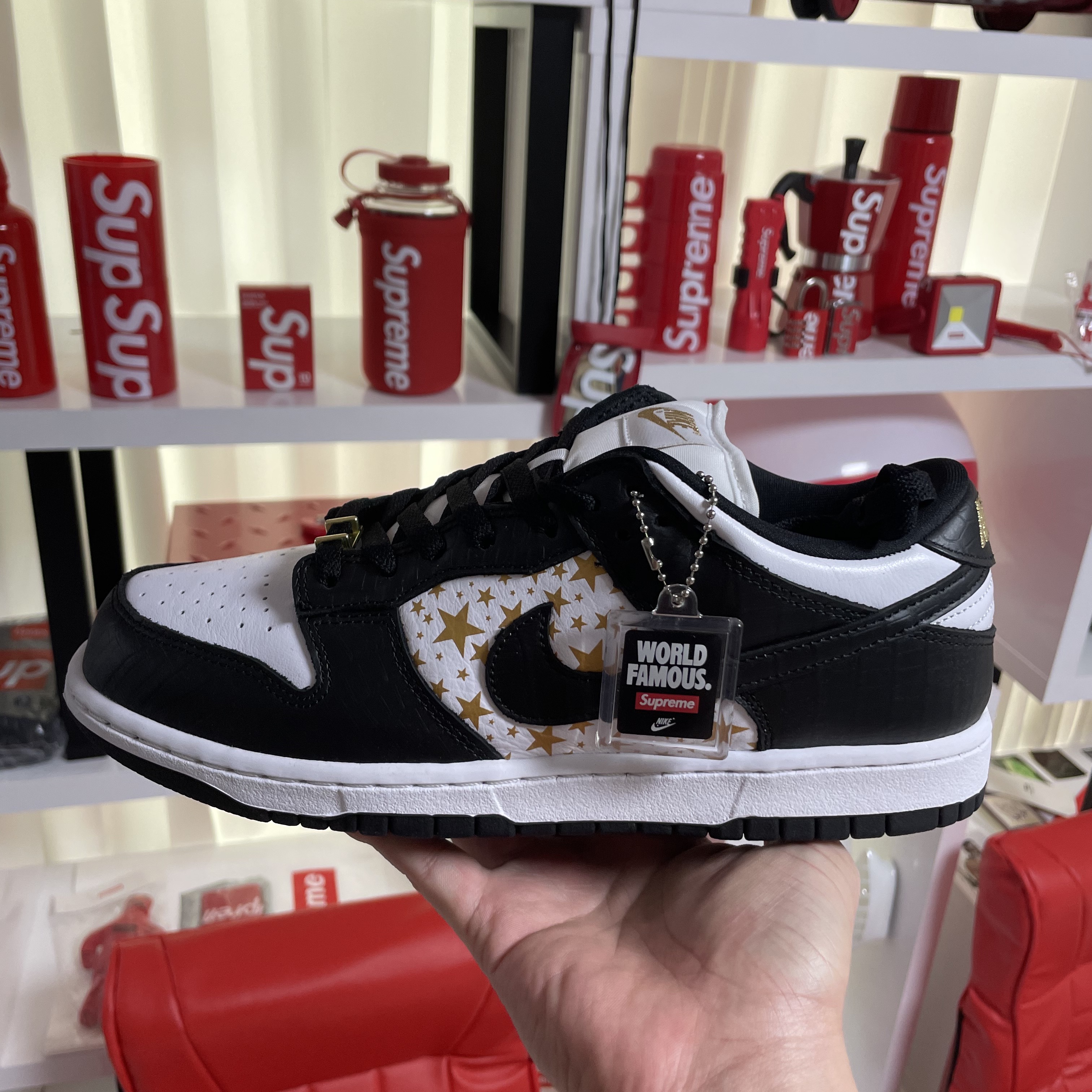Nike x Supreme SB Dunk Low Black 착용 스타일