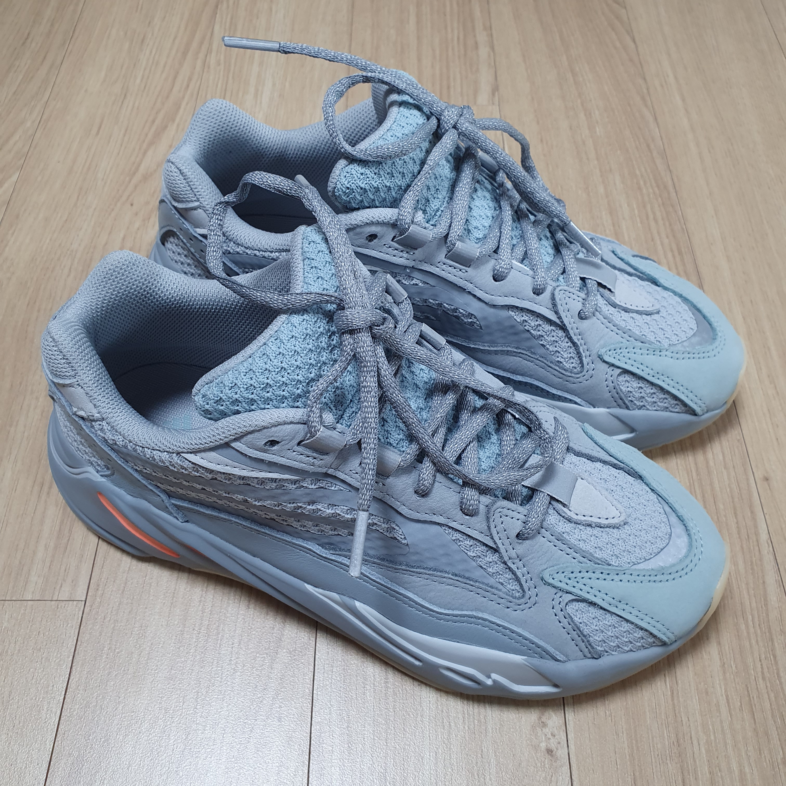 Adidas Yeezy Boost 700 V2 Inertia, Adidas Yeezy Boost 350 V2 Cinder 착용 스타일 - 1