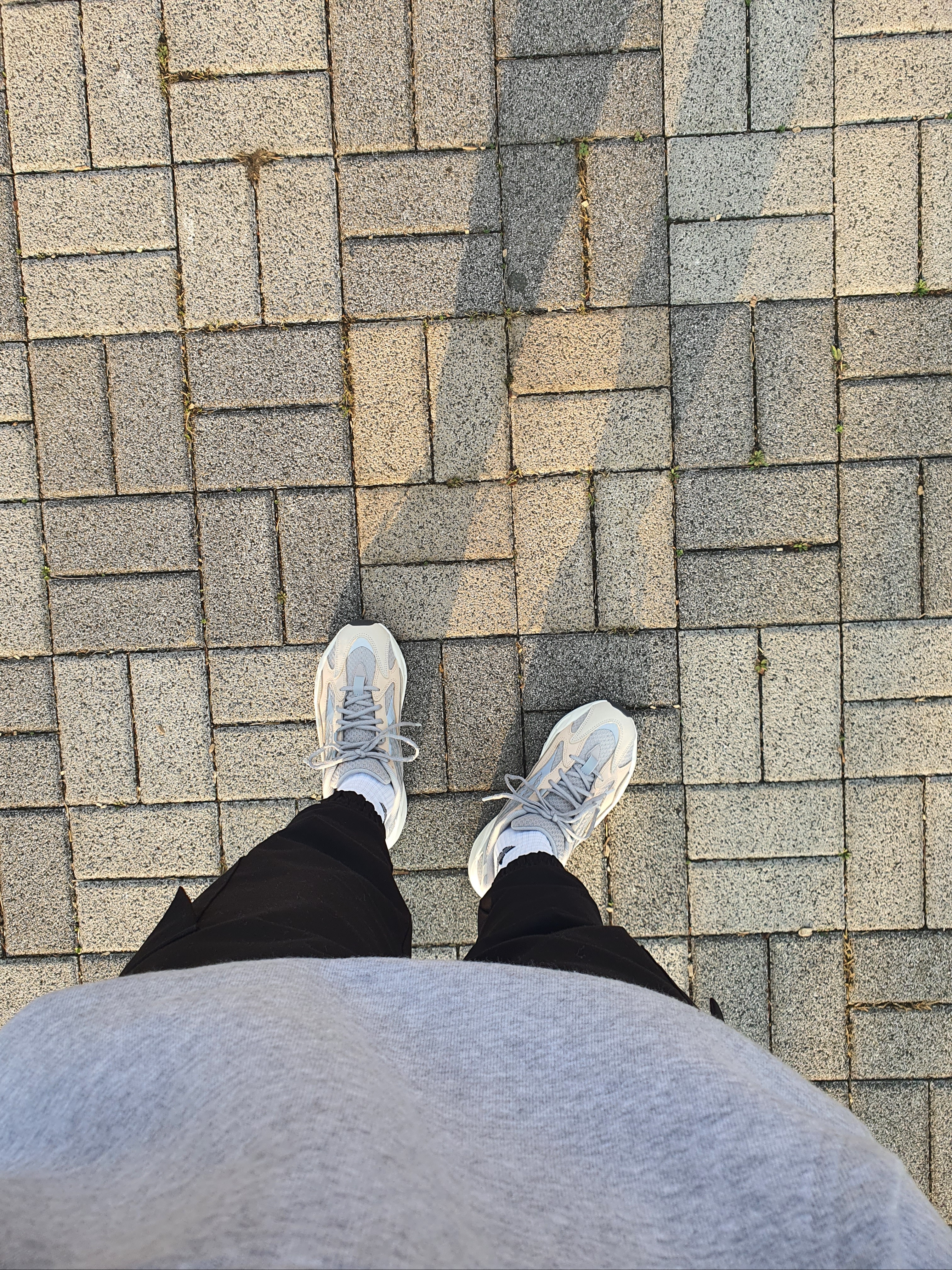 Adidas Yeezy Boost 700 V2 Cream 착용 스타일 - 4
