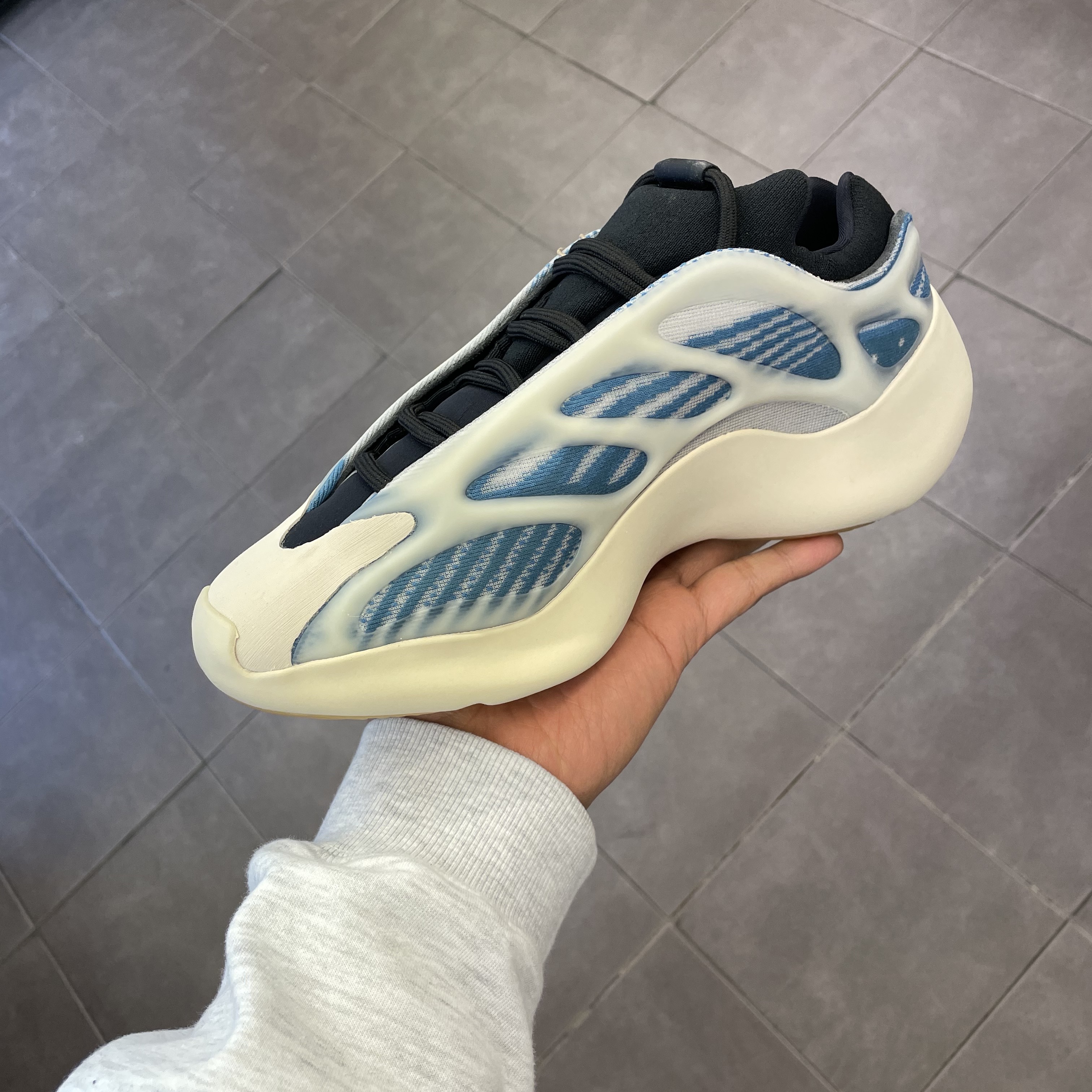 Adidas Yeezy 700 V3 Kyanite 착용 스타일
