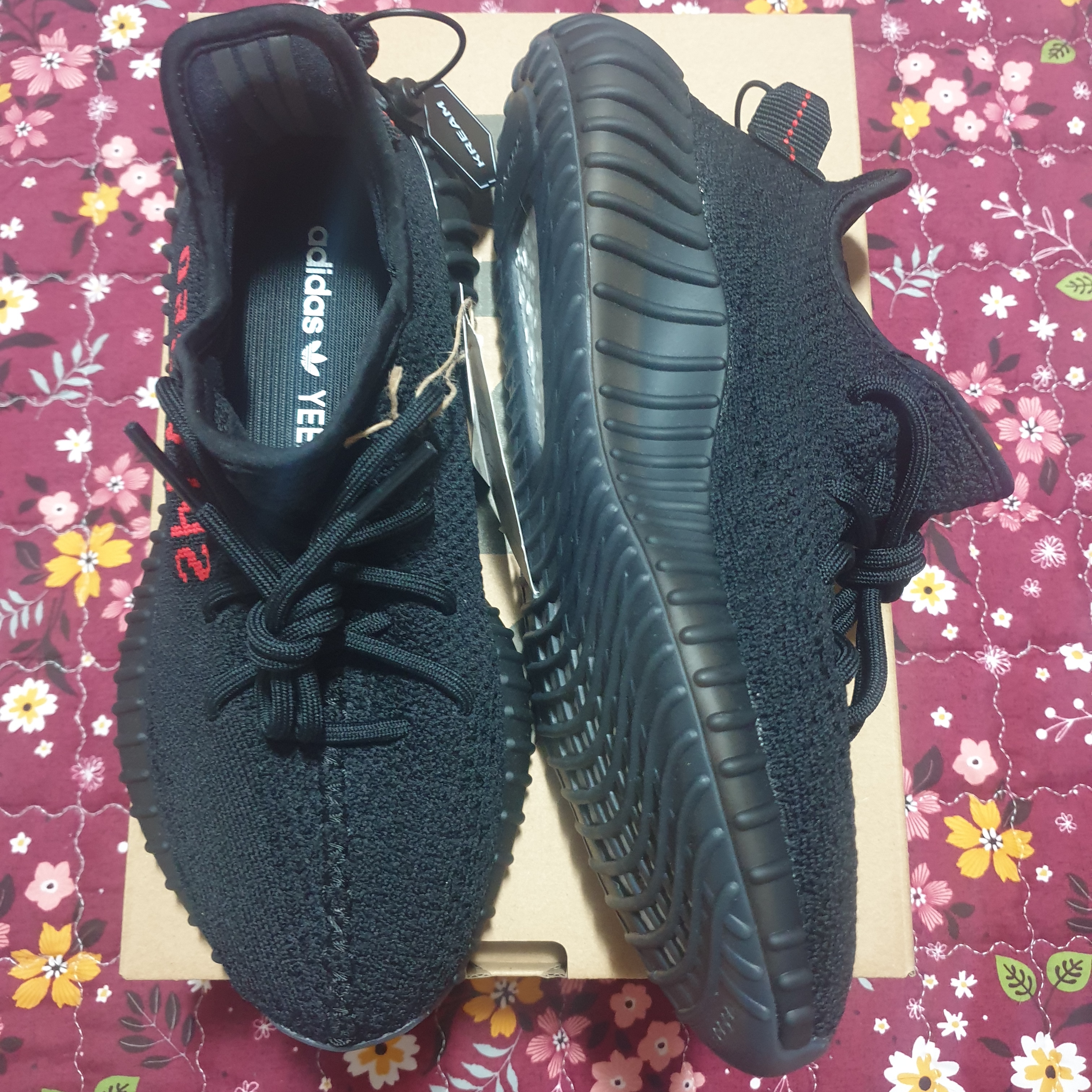 Adidas Yeezy Boost 350 V2 Black Red 2020 착용 스타일