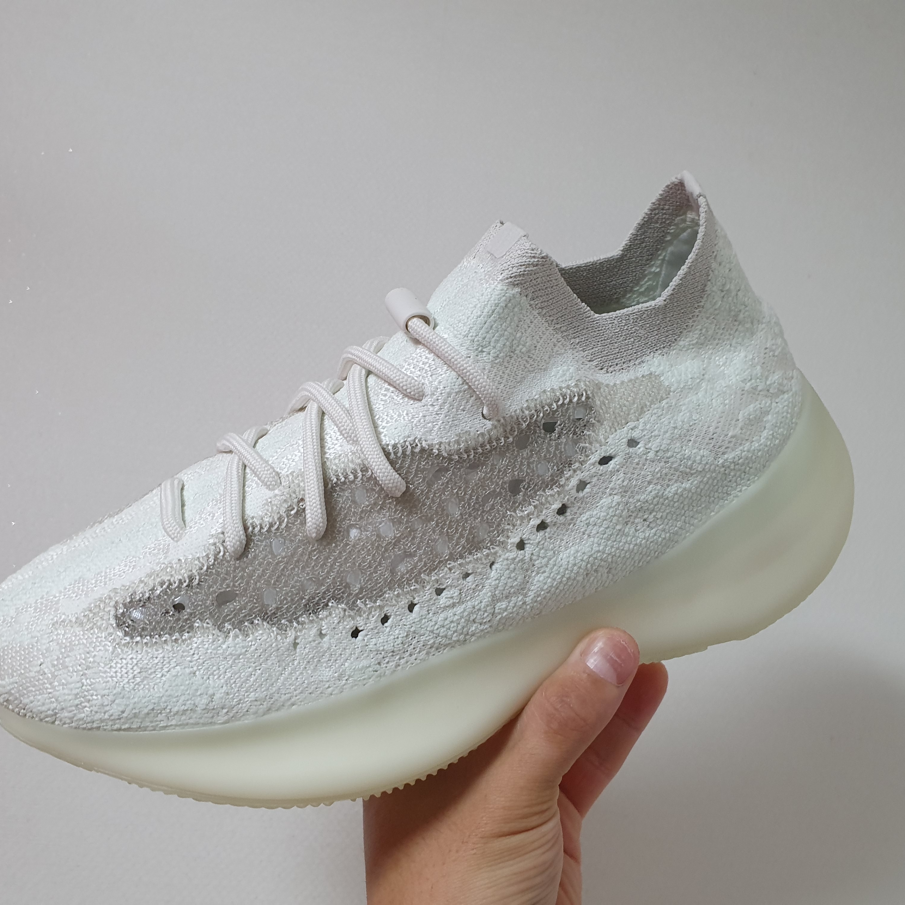 Adidas Yeezy Boost 380 Yecoraite - Reflective, Adidas Yeezy Boost 350 V2 Black Red 2020 착용 스타일 - 4