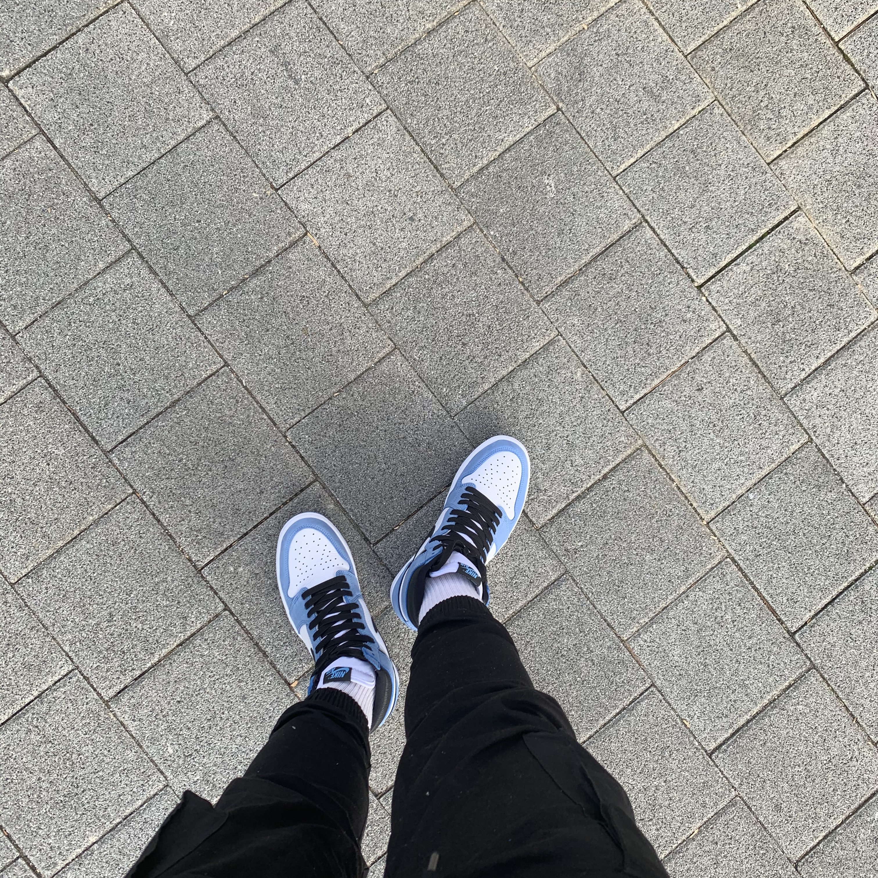 Jordan 1 Retro High OG University Blue 착용 스타일 - 1