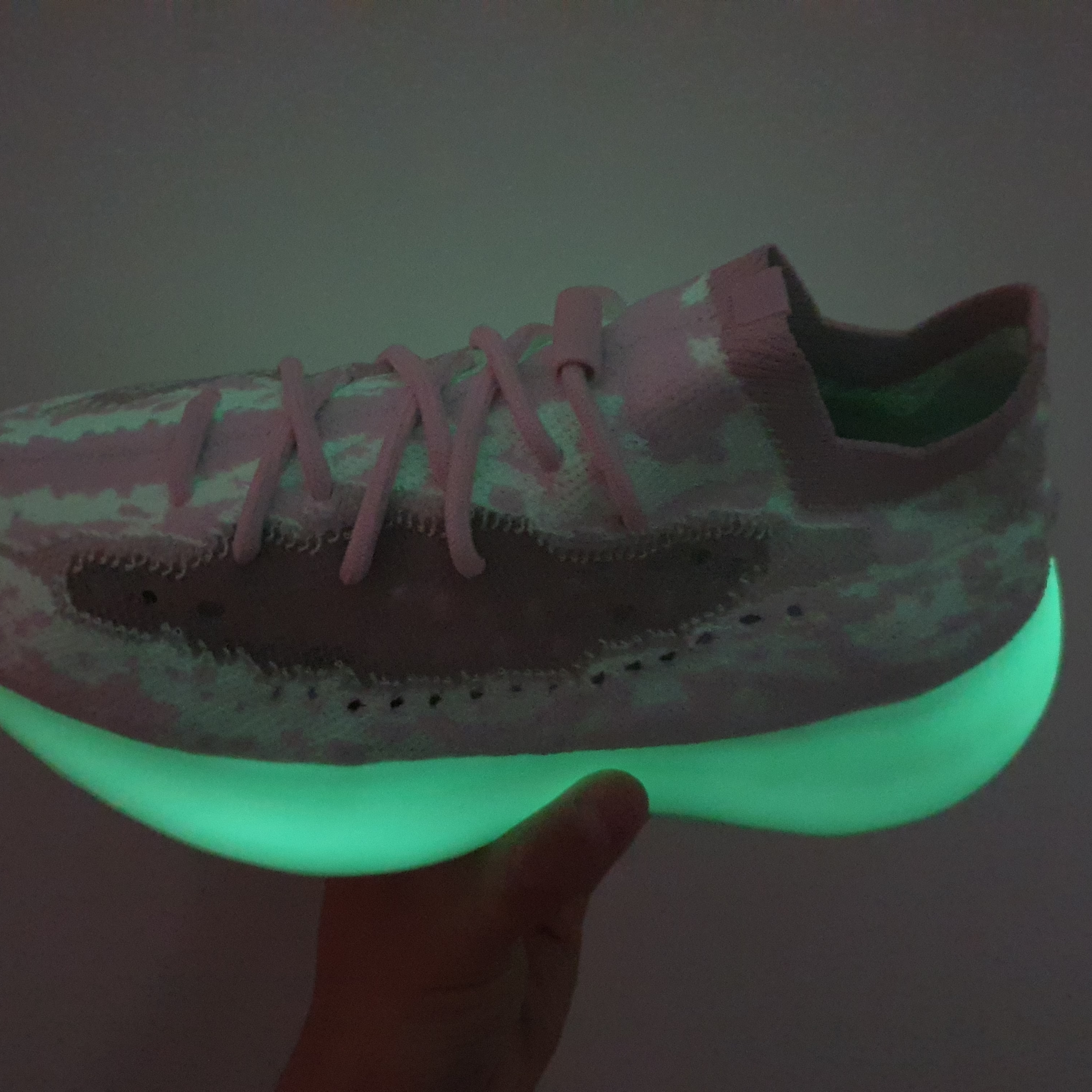 Adidas Yeezy Boost 380 Yecoraite - Reflective, Adidas Yeezy Boost 350 V2 Black Red 2020 착용 스타일 - 3