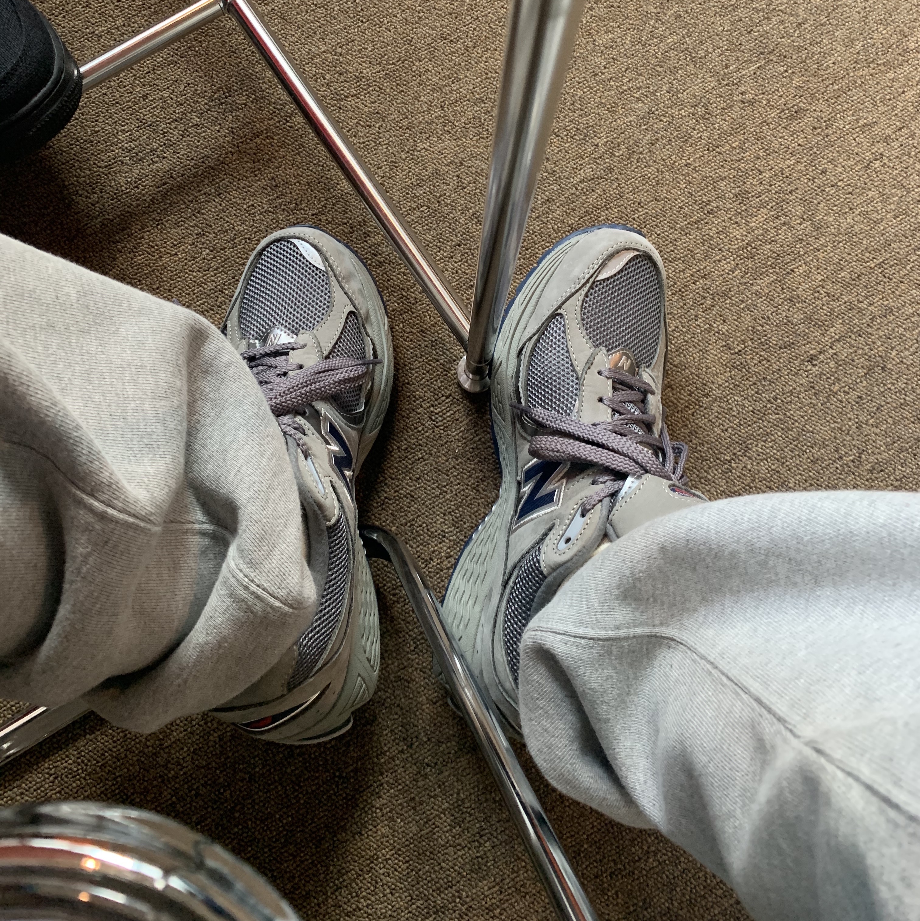 New Balance 2002R Gray 착용 스타일 - 3