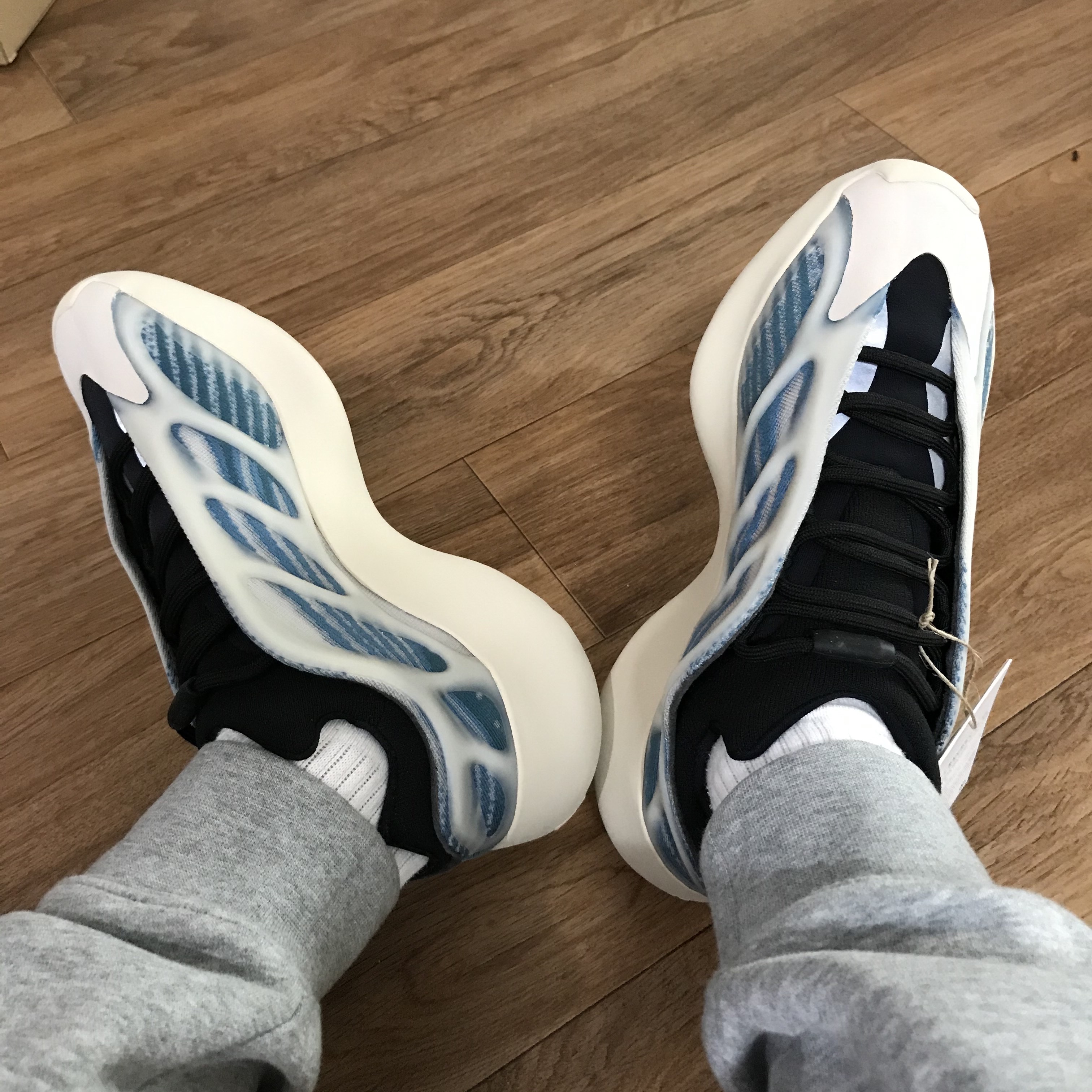 Adidas Yeezy 700 V3 Kyanite 착용 스타일