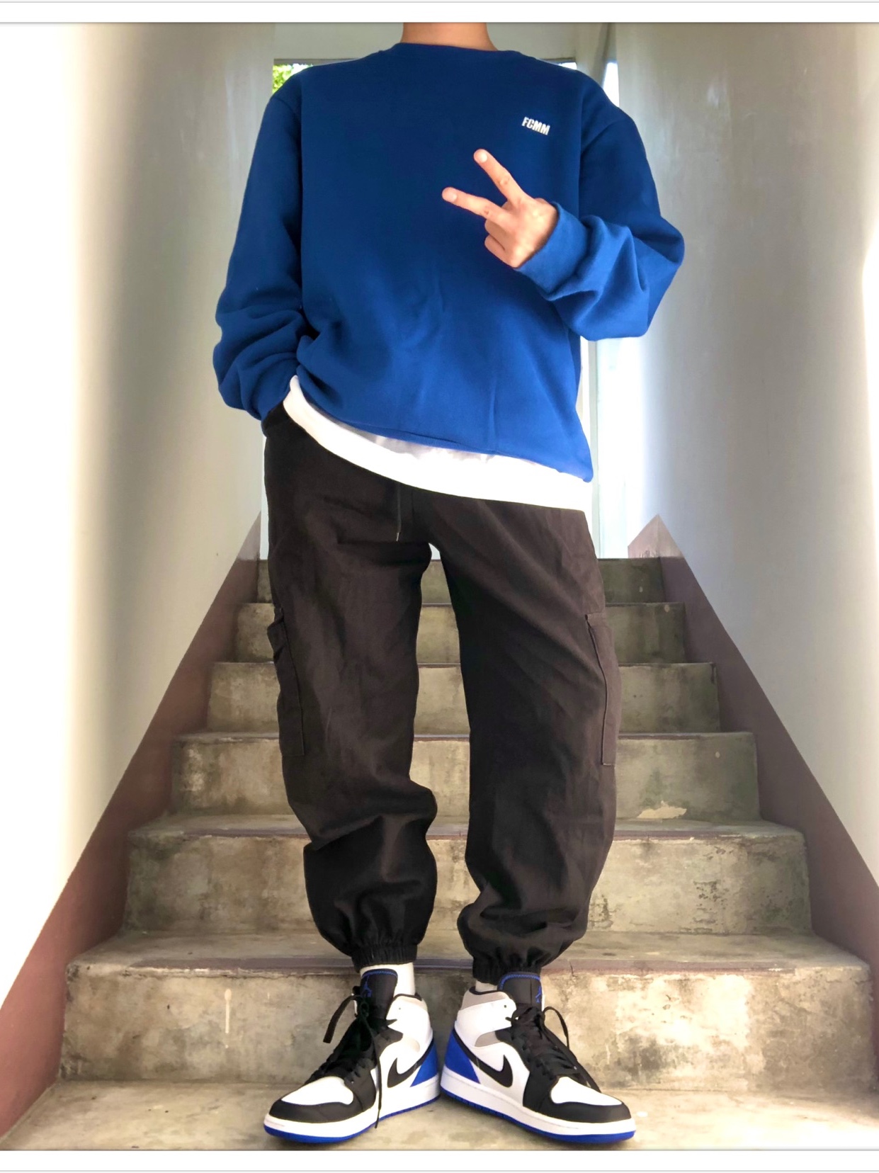 Jordan 1 Mid SE Hyper Royal 착용 스타일