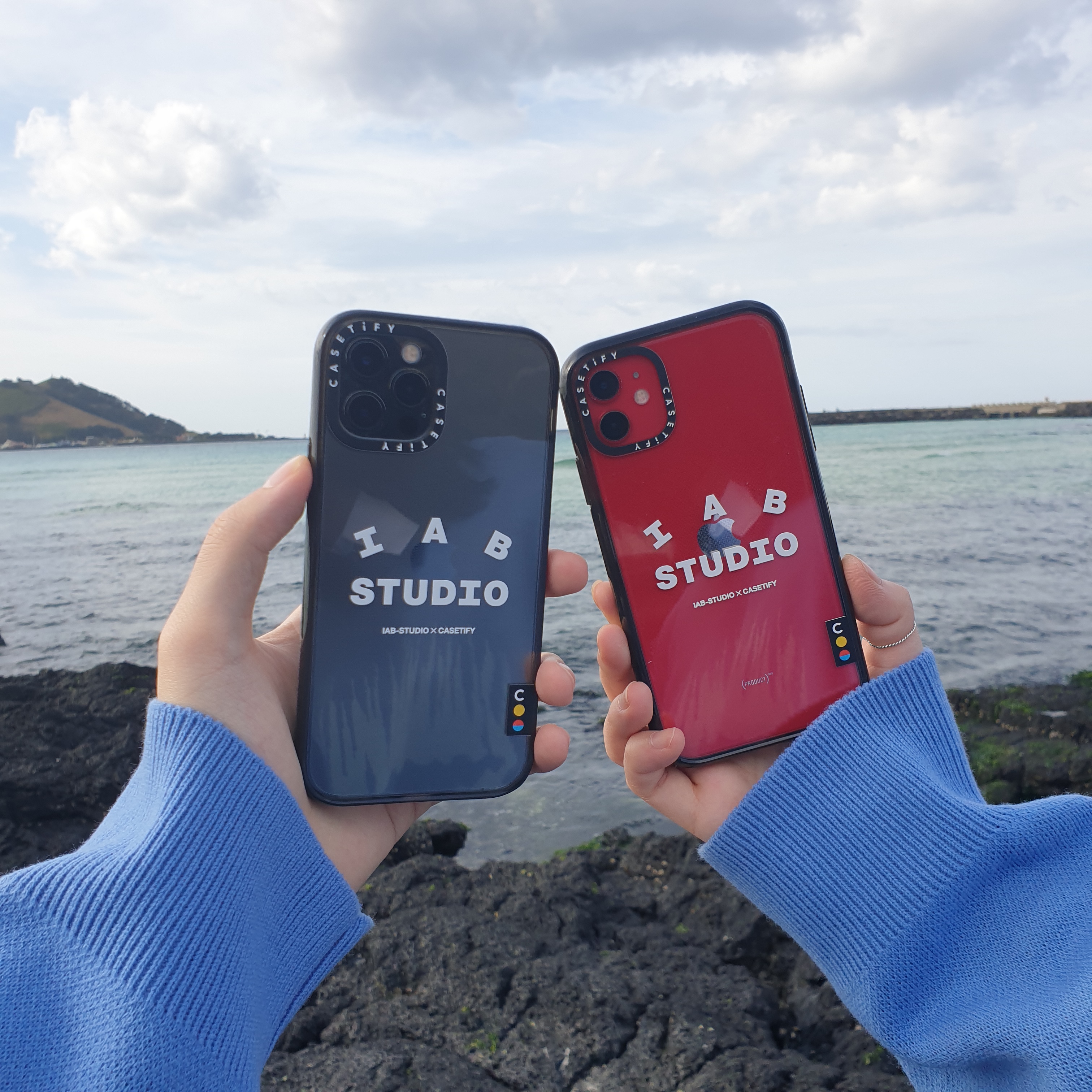Casetify x IAB Studio iPhone Logo Case Sheer Double Black, Casetify x IAB Studio iPhone Logo Case Sheer Pacific Blue 착용 스타일