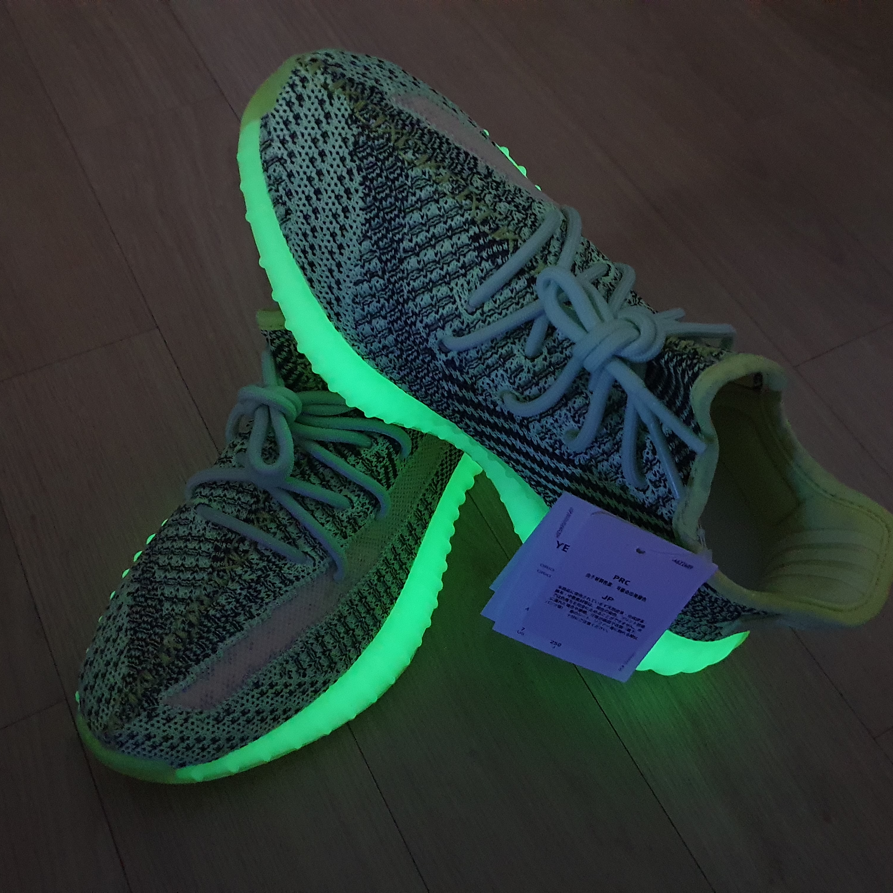 Adidas Yeezy Boost 350 V2 Black - Non-Reflective, Adidas Yeezy Boost 350 V2 Yeezreel - Reflective 착용 스타일 - 5
