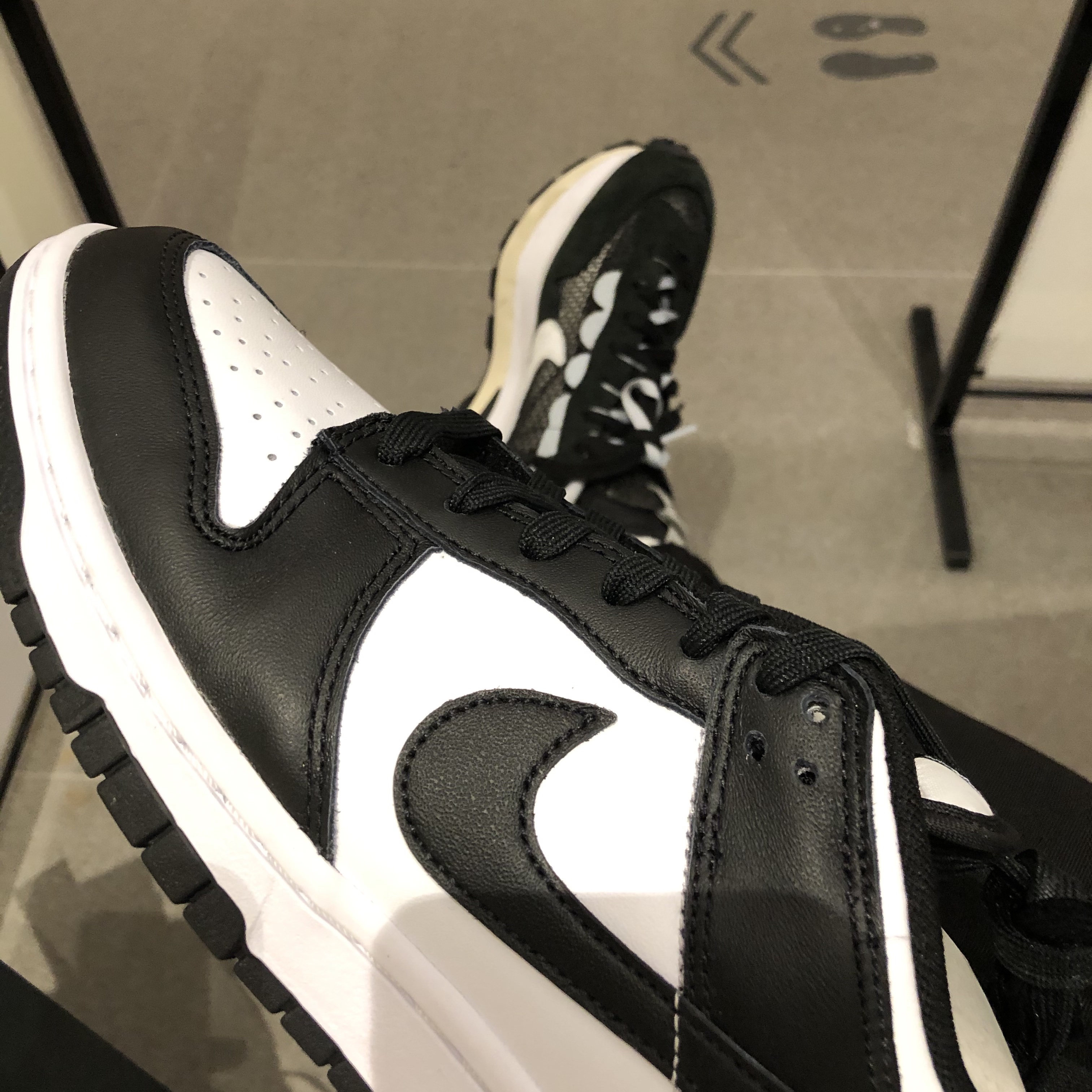 Nike Dunk Low Retro Black, Nike x Sacai VaporWaffle Black White 착용 스타일 - 2