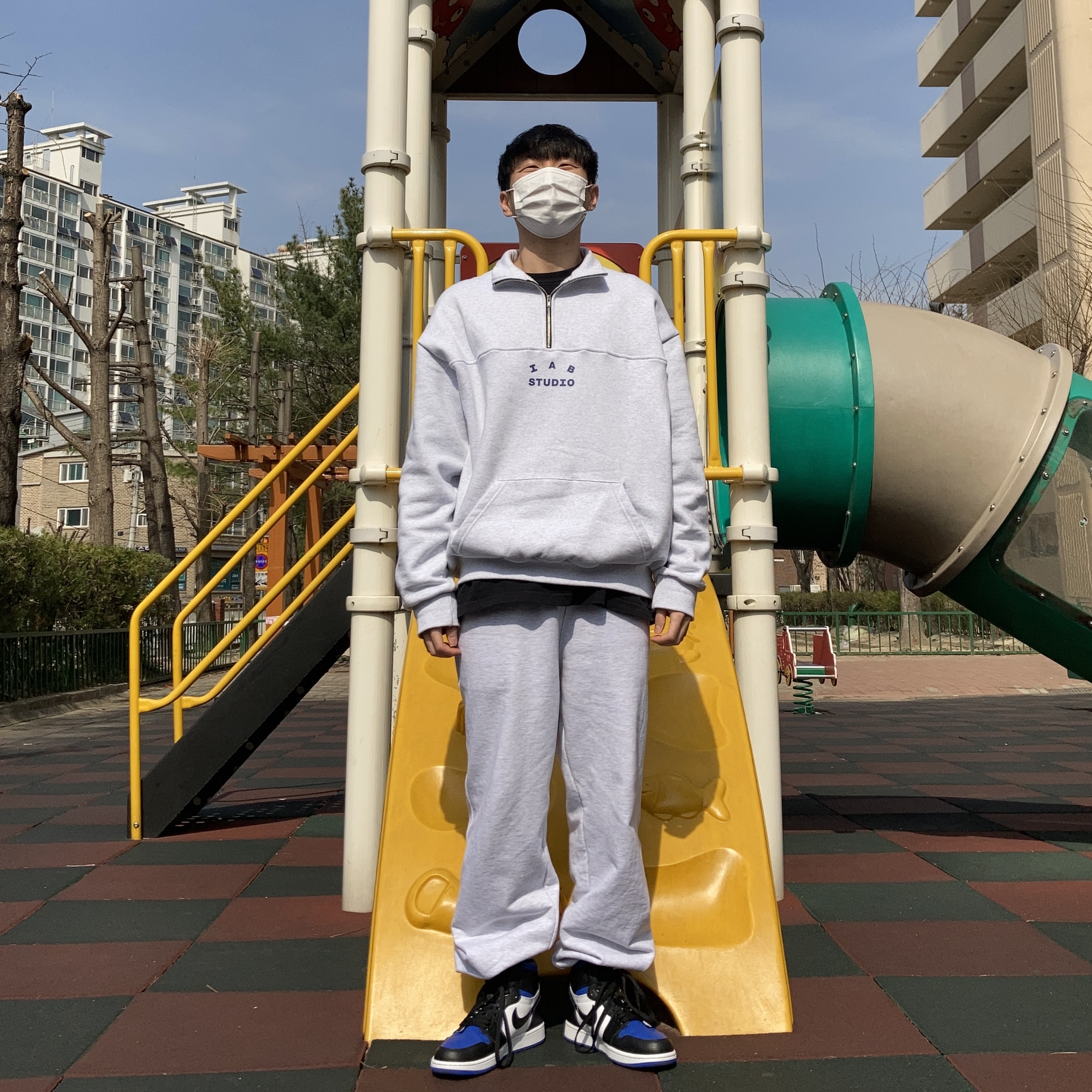 Jordan 1 Retro High OG Royal Toe, IAB Studio Half Zip Pullover Light Gray 착용 스타일 - 1