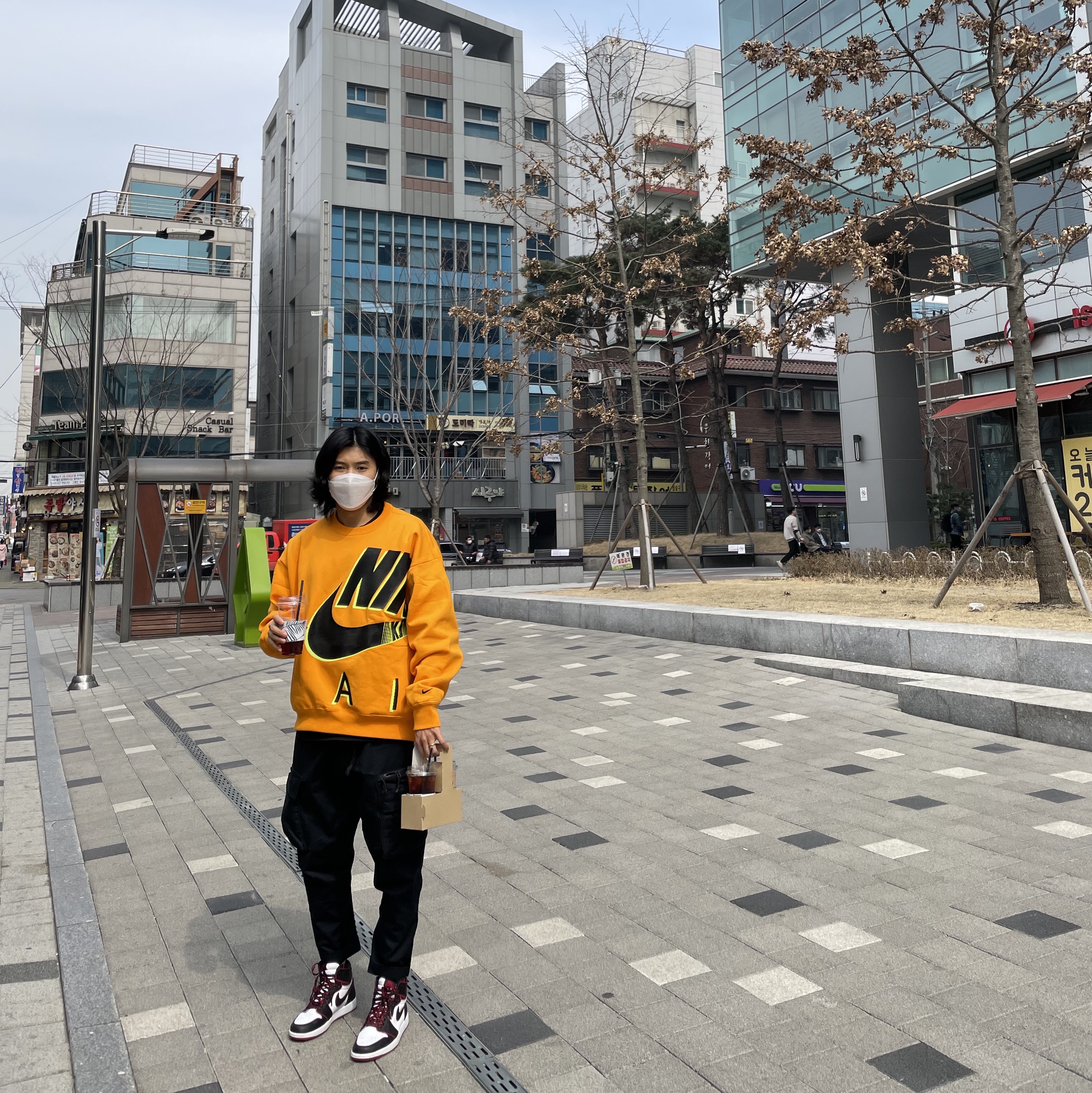 Nike x Kim Jones Fleece Crew Circuit Orange - US/EU, Jordan 1 Retro High OG Bloodline 착용 스타일