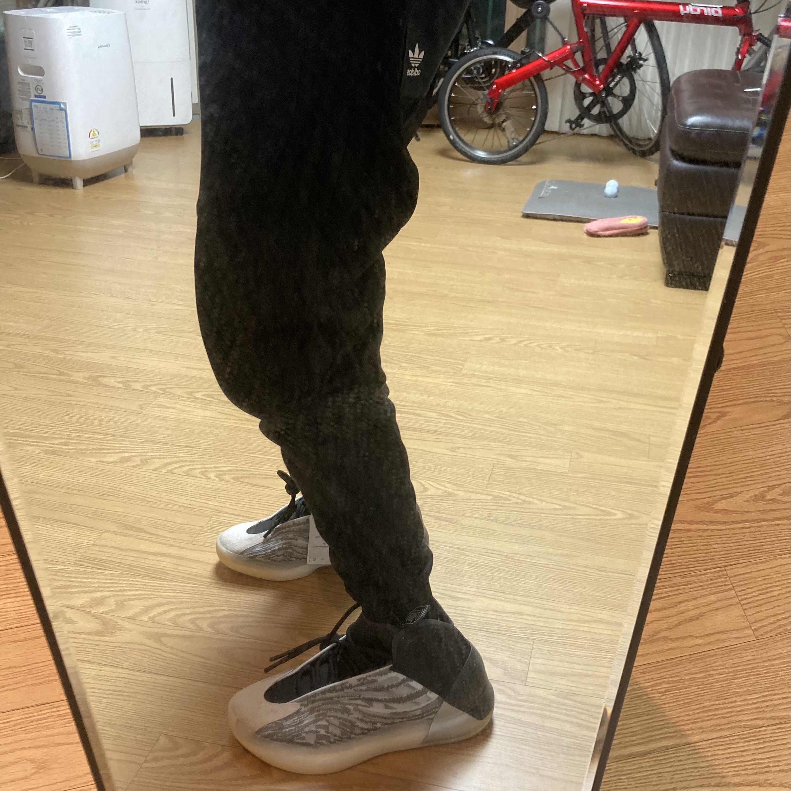 Adidas Yeezy QNTM Lifestyle 착용 스타일