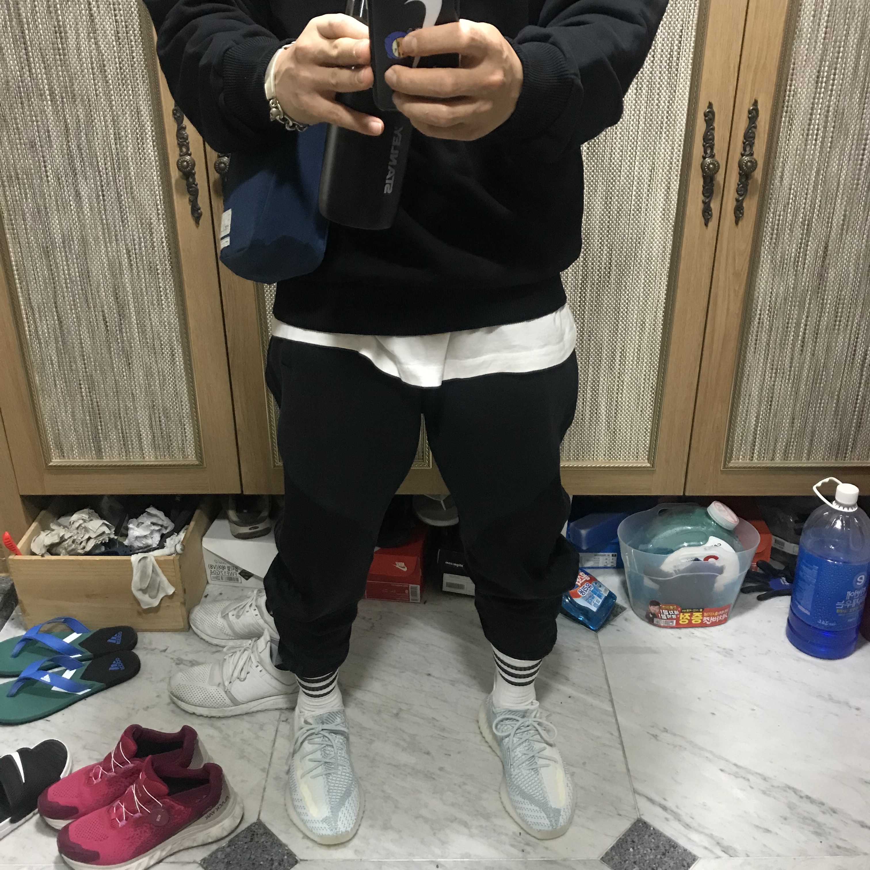 Adidas Yeezy Boost 350 V2 Cloud White - Non-Reflective 착용 스타일