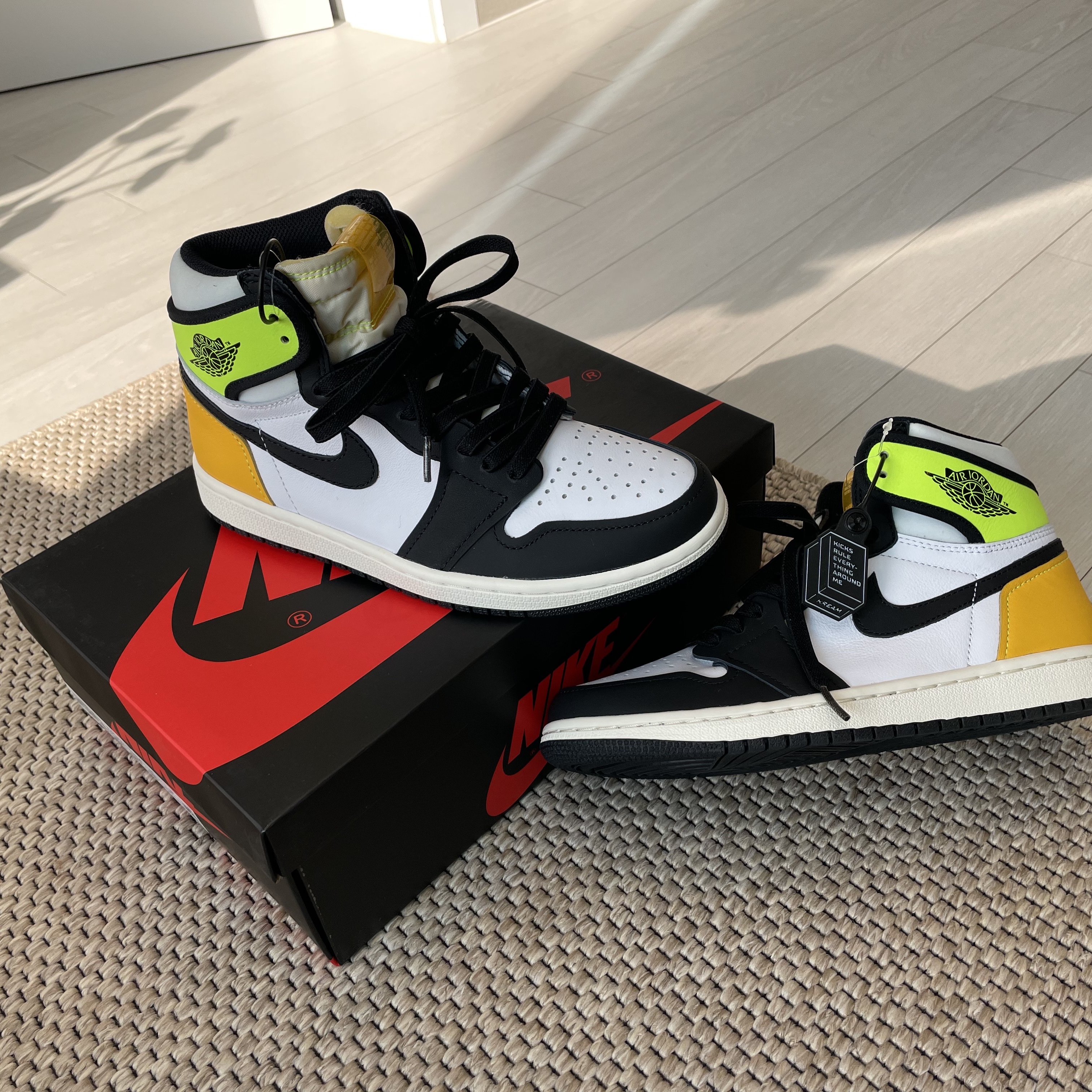 Jordan 1 Retro High OG Volt Gold 착용 스타일 - 3