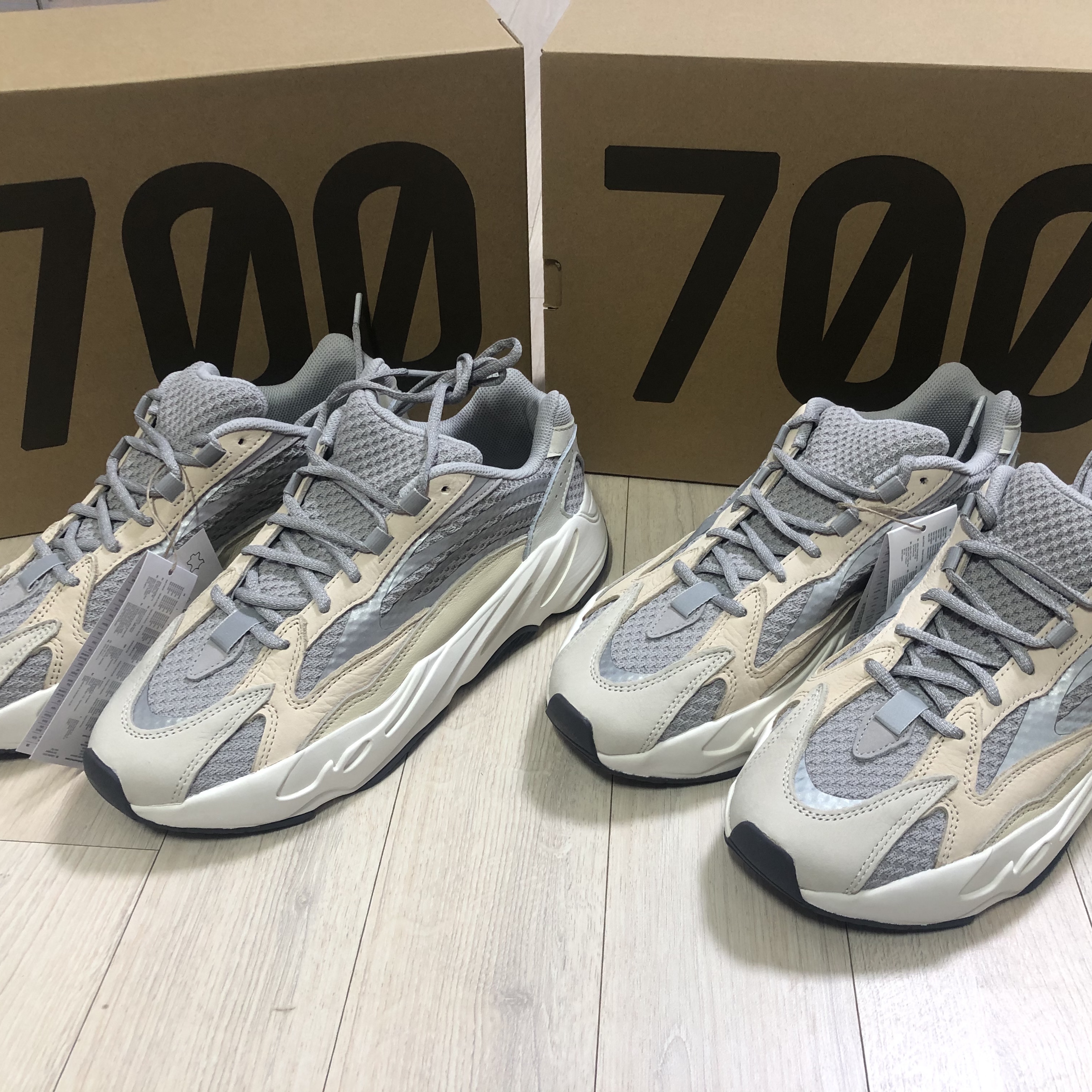 Adidas Yeezy Boost 700 V2 Cream 착용 스타일