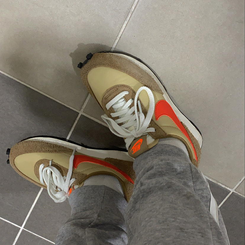 Nike Daybreak SP Vegas Gold College Orange 착용 스타일