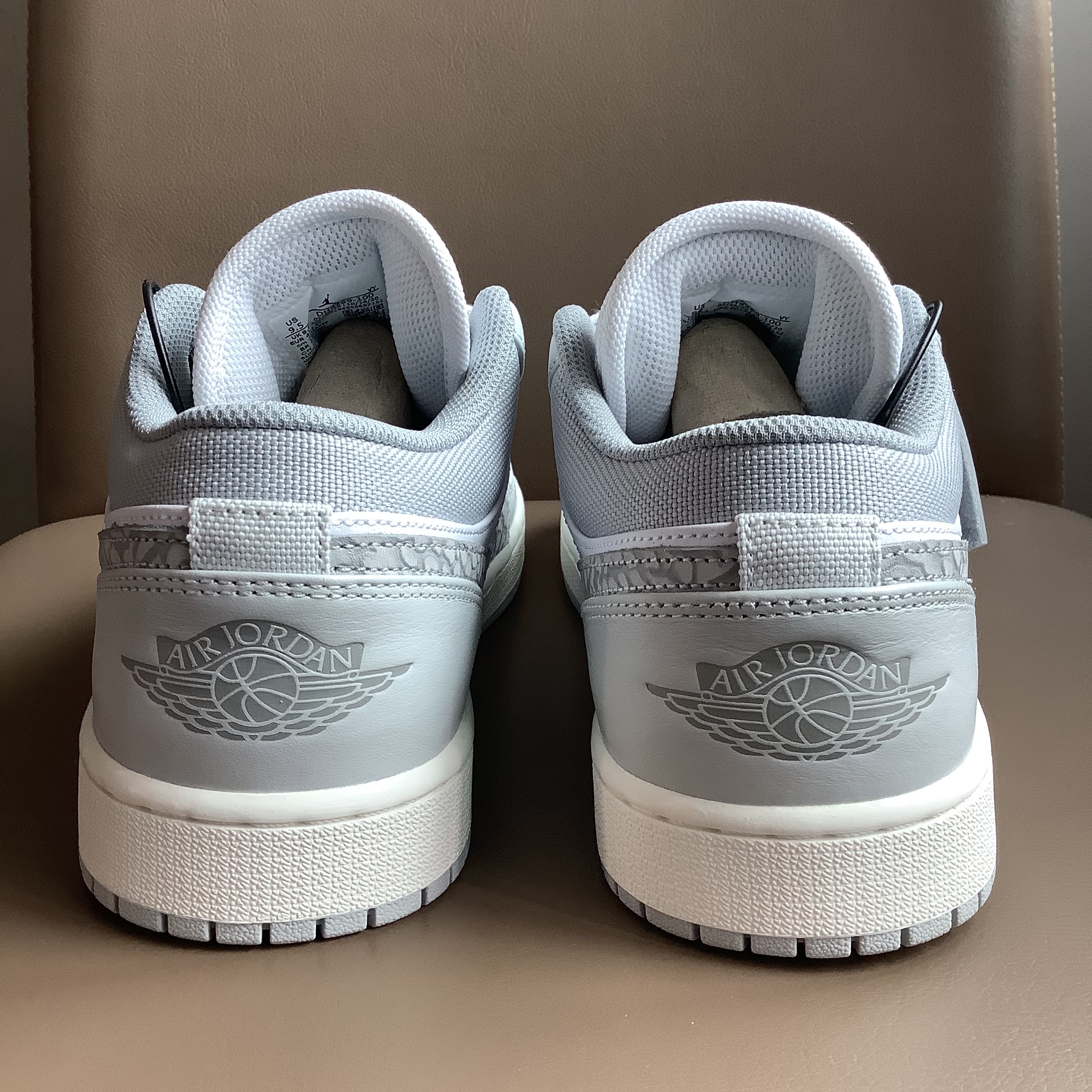 Jordan 1 Low PRM Elephant Print 착용 스타일 - 3