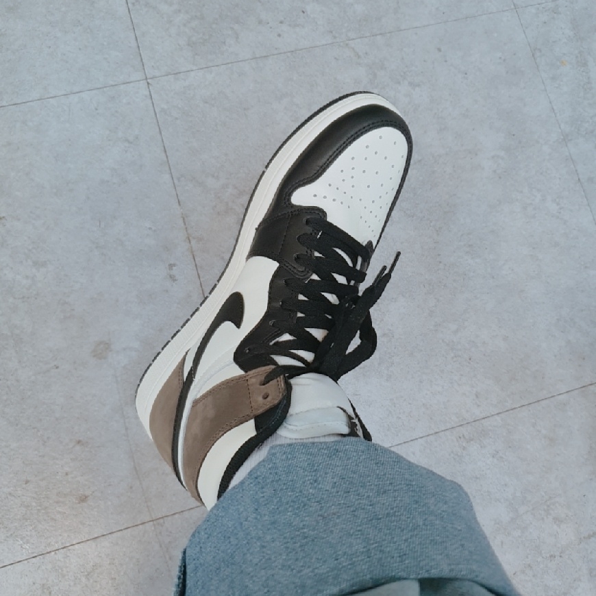 Jordan 1 Retro High OG Black Mocha 착용 스타일