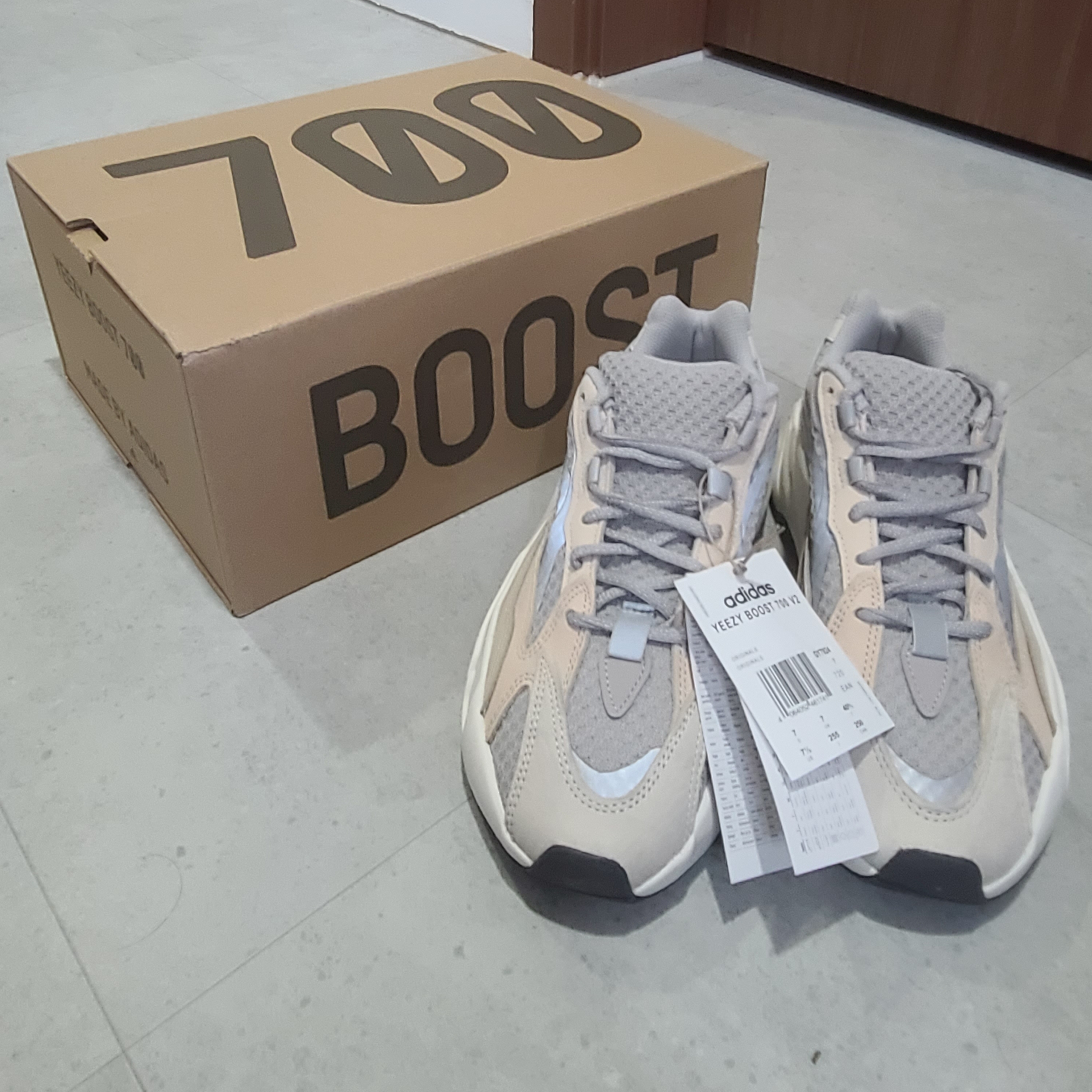 Adidas Yeezy Boost 700 V2 Cream 착용 스타일 - 2