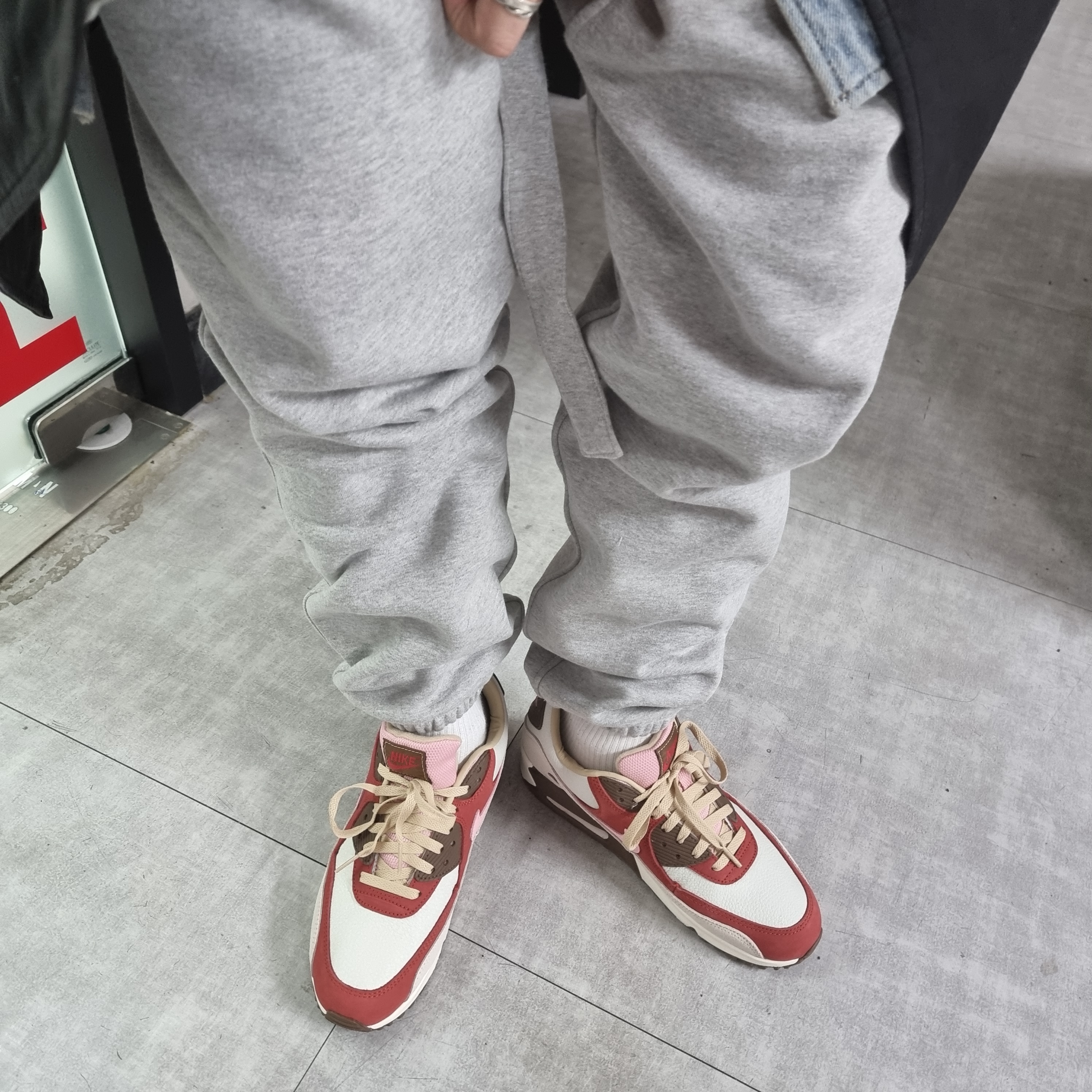 Nike Air Max 90 NRG Bacon 착용 스타일 - 2