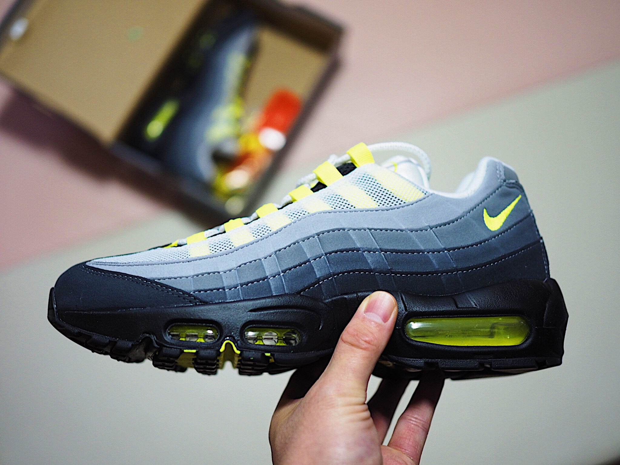 Nike Air Max 95 OG Neon Yellow 2020, (W) Nike Air Max 95 Grape 2018 착용 스타일 - 1
