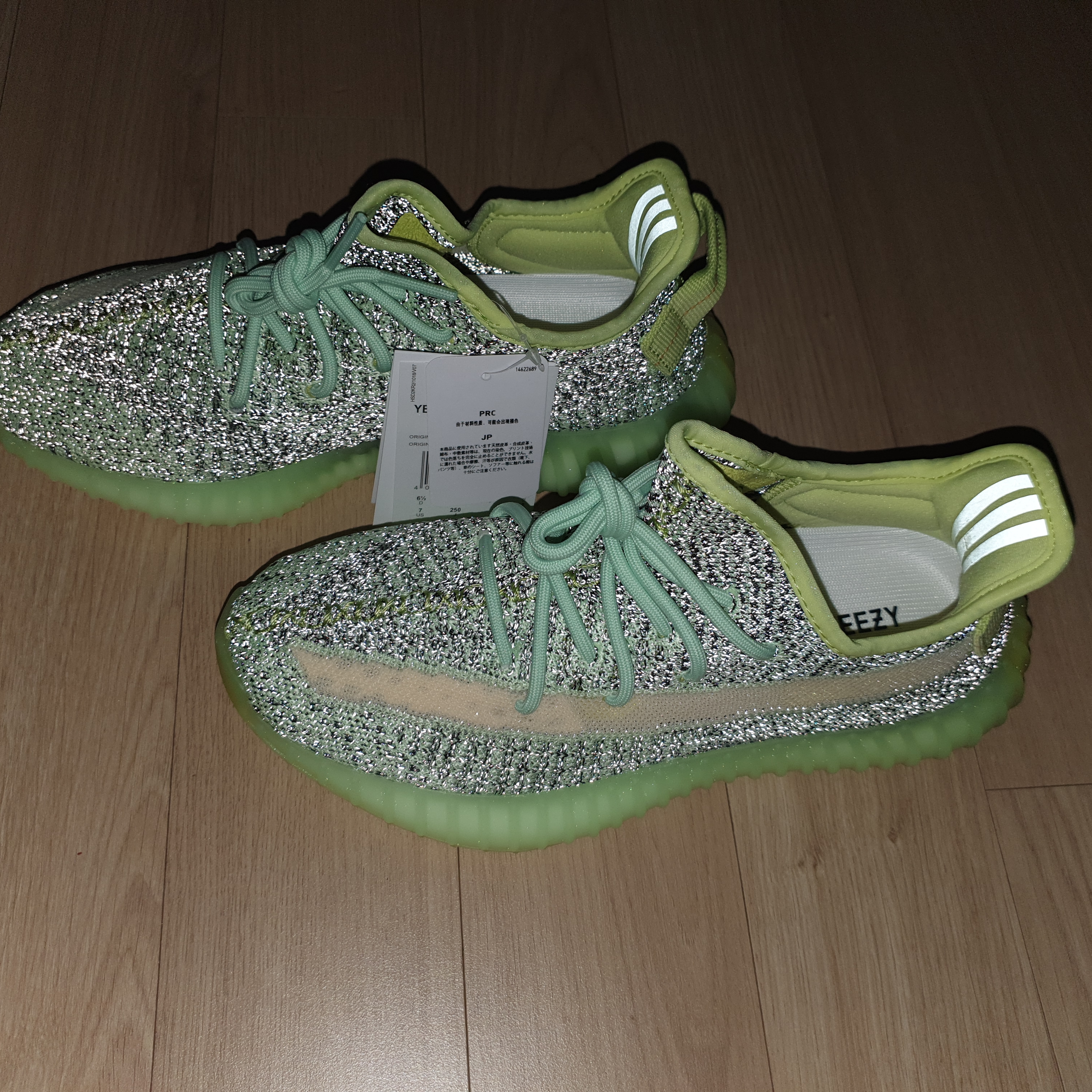 Adidas Yeezy Boost 350 V2 Black - Non-Reflective, Adidas Yeezy Boost 350 V2 Yeezreel - Reflective 착용 스타일 - 3