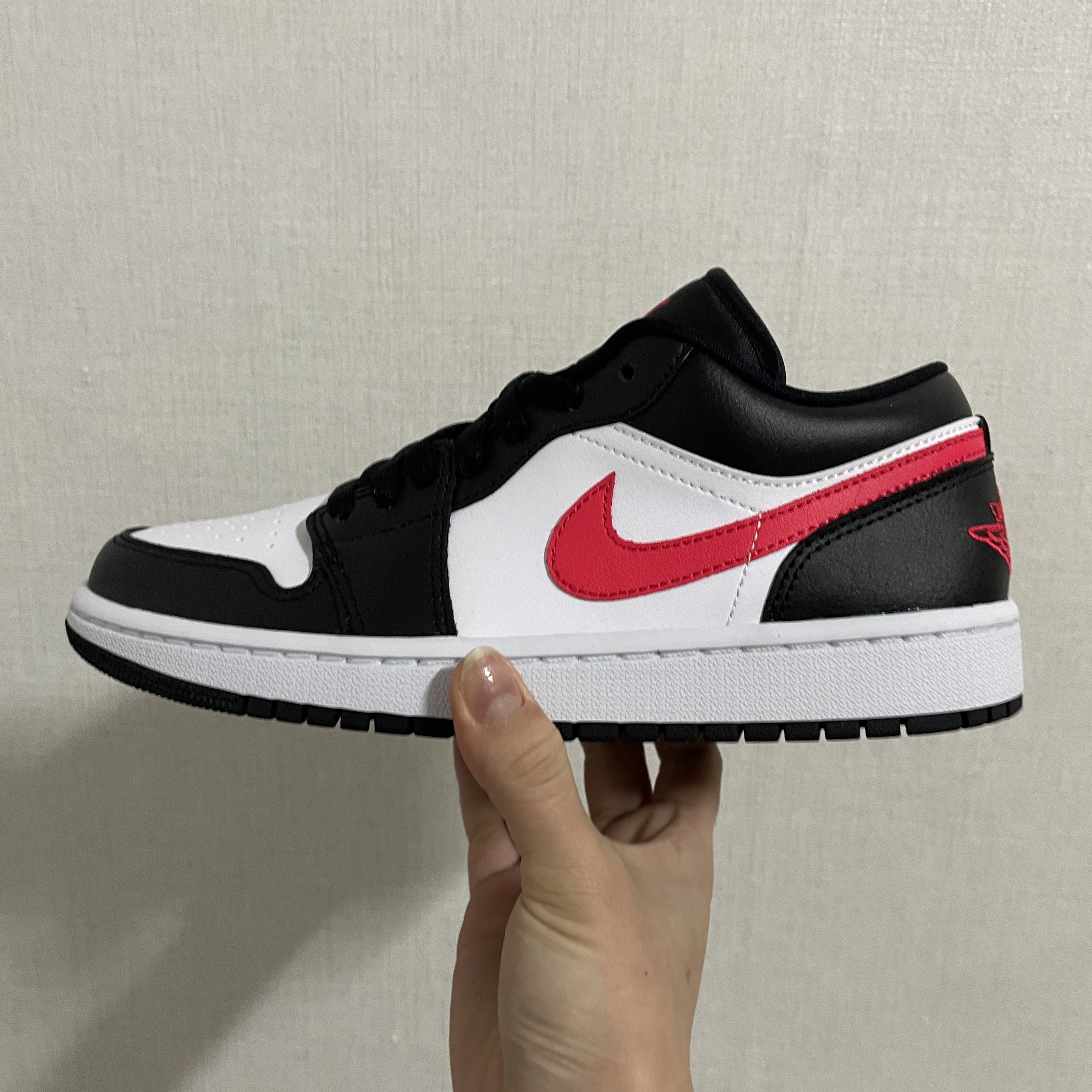 (W) Jordan 1 Low Black Siren Red 착용 스타일 - 1