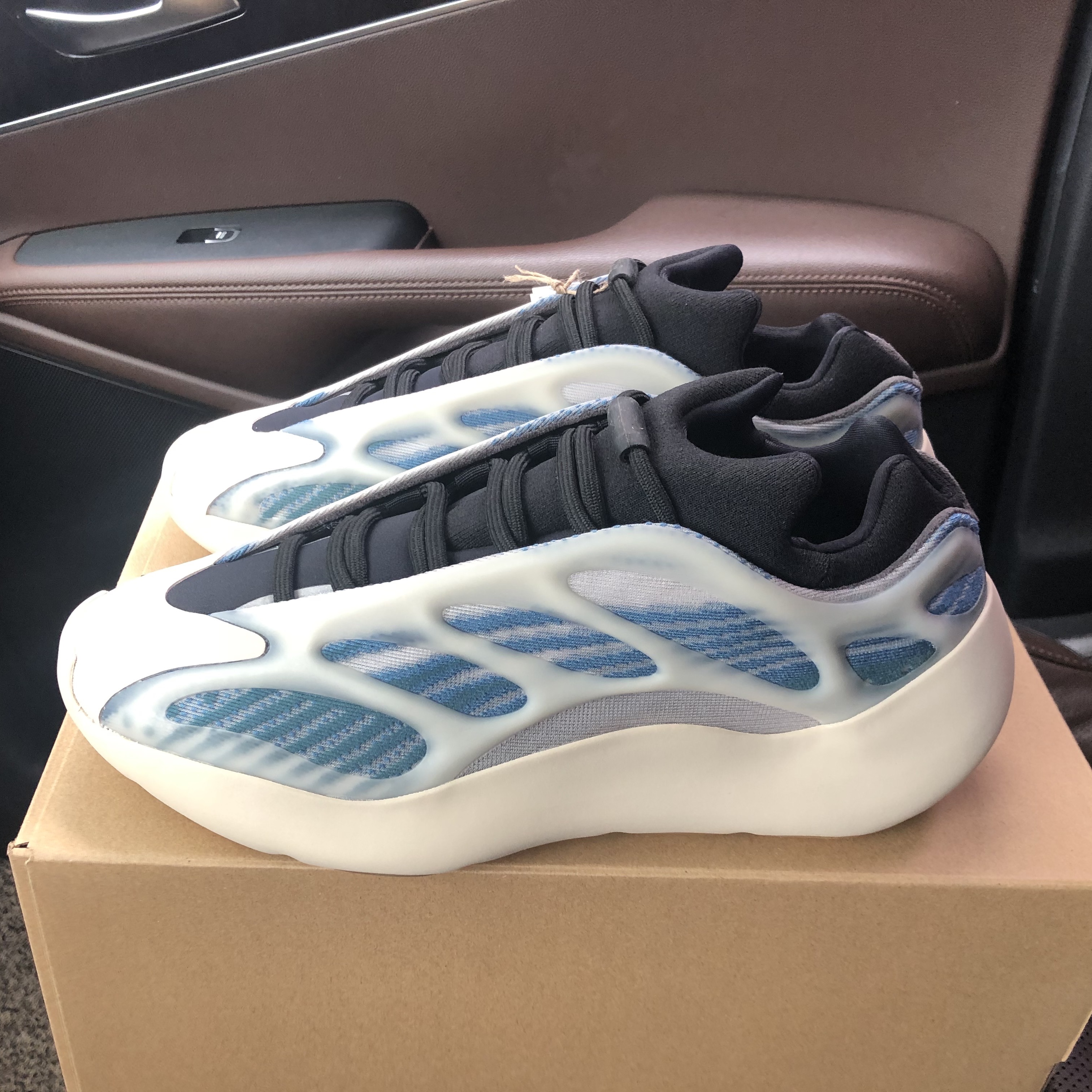 Adidas Yeezy 700 V3 Kyanite 착용 스타일 - 1