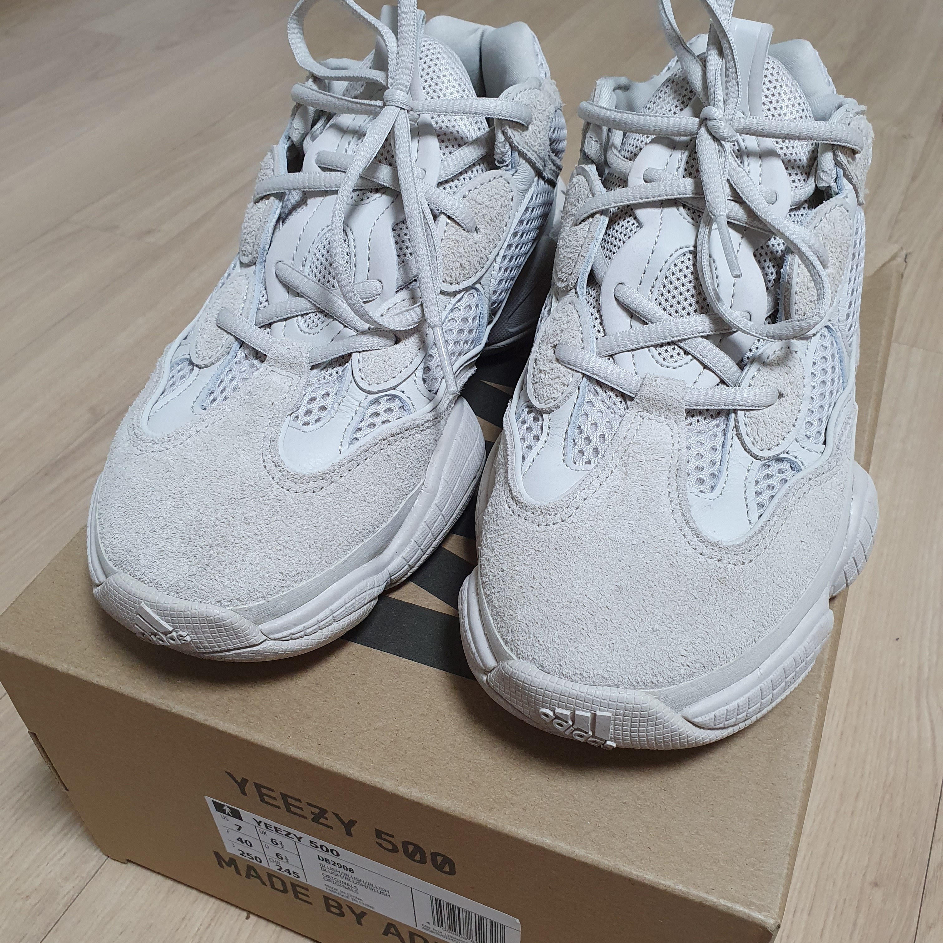 Adidas Yeezy Boost 350 V2 Zebra 2017/2019/2020, Adidas Yeezy 500 Blush 2018 착용 스타일 - 3