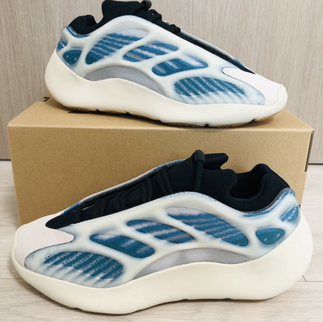 Adidas Yeezy 700 V3 Kyanite, Adidas Yeezy 700 V3 Alvah 착용 스타일 - 1