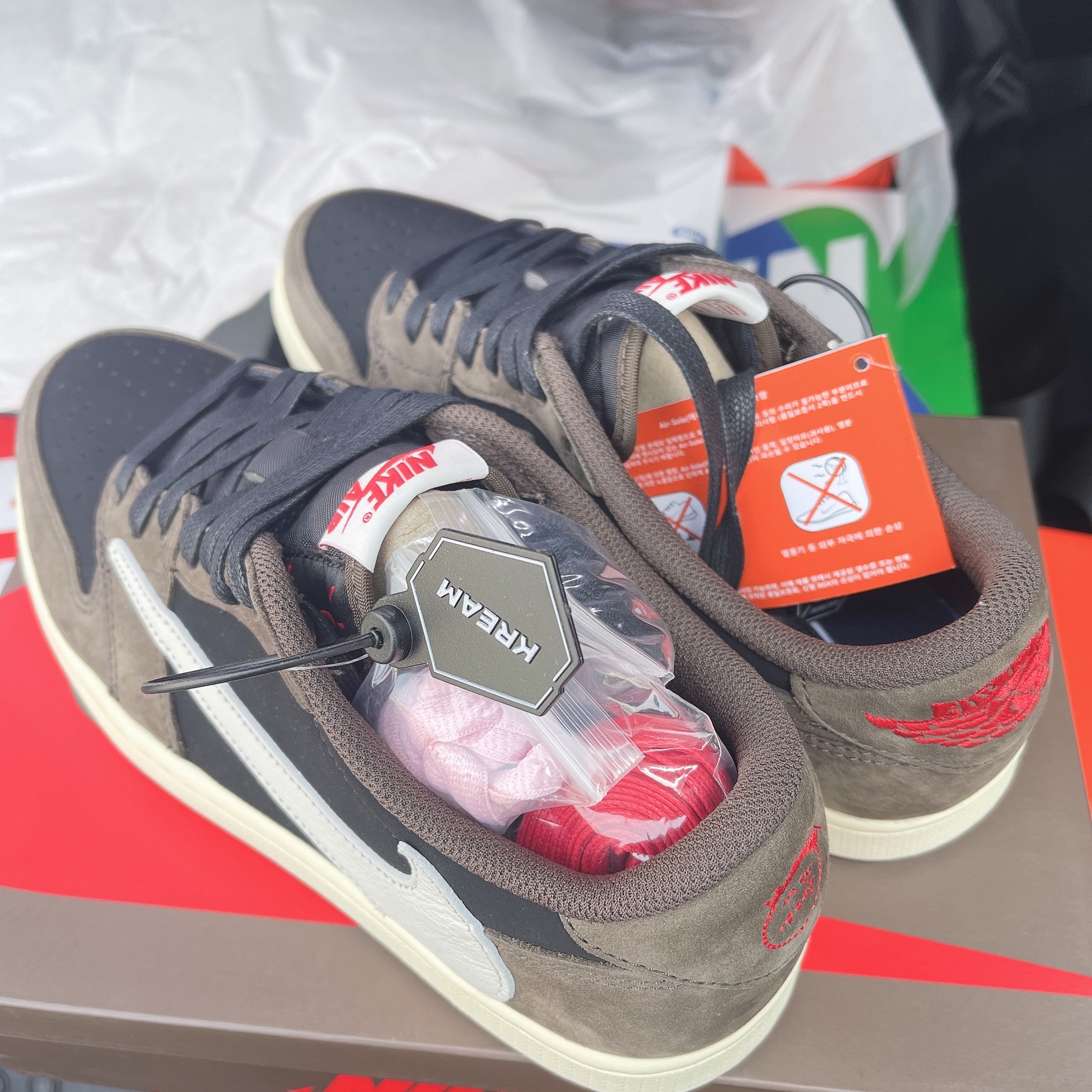 Jordan 1 x Travis Scott Retro Low OG SP Mocha 착용 스타일