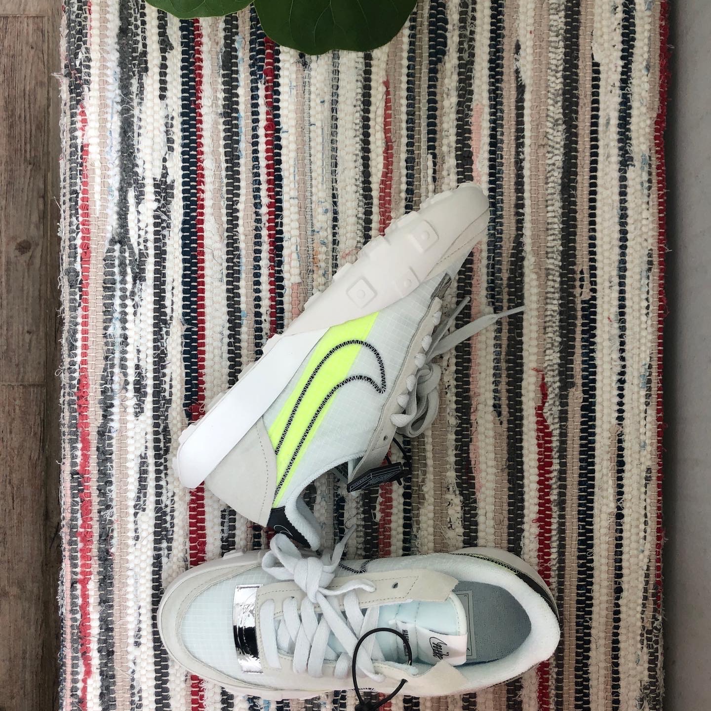 (W) Nike Waffle Racer 2X Summit White Volt 착용 스타일 - 1