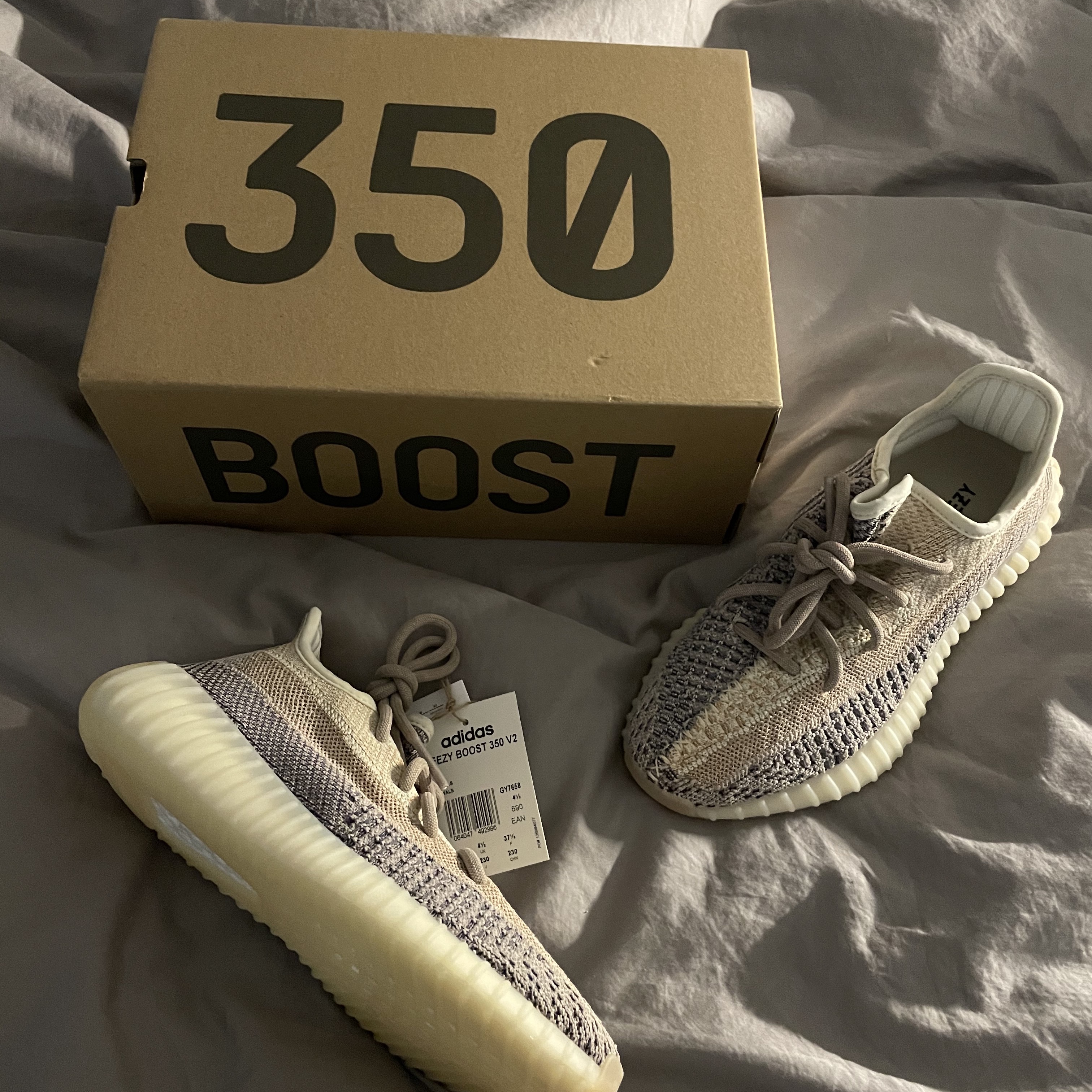 Adidas Yeezy Boost 350 V2 Ash Pearl 착용 스타일