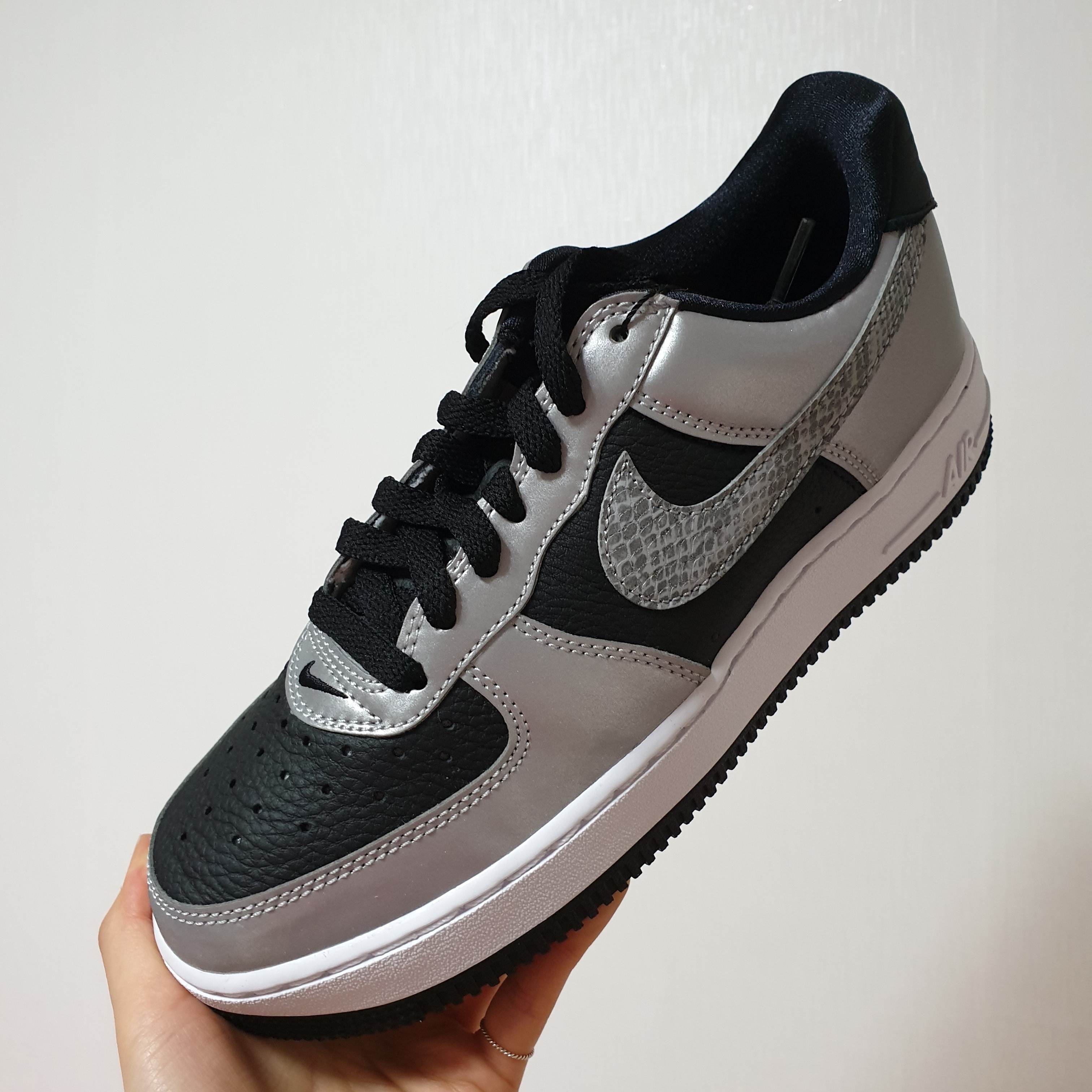Nike Air Force 1 B Silver Snake 착용 스타일 - 1