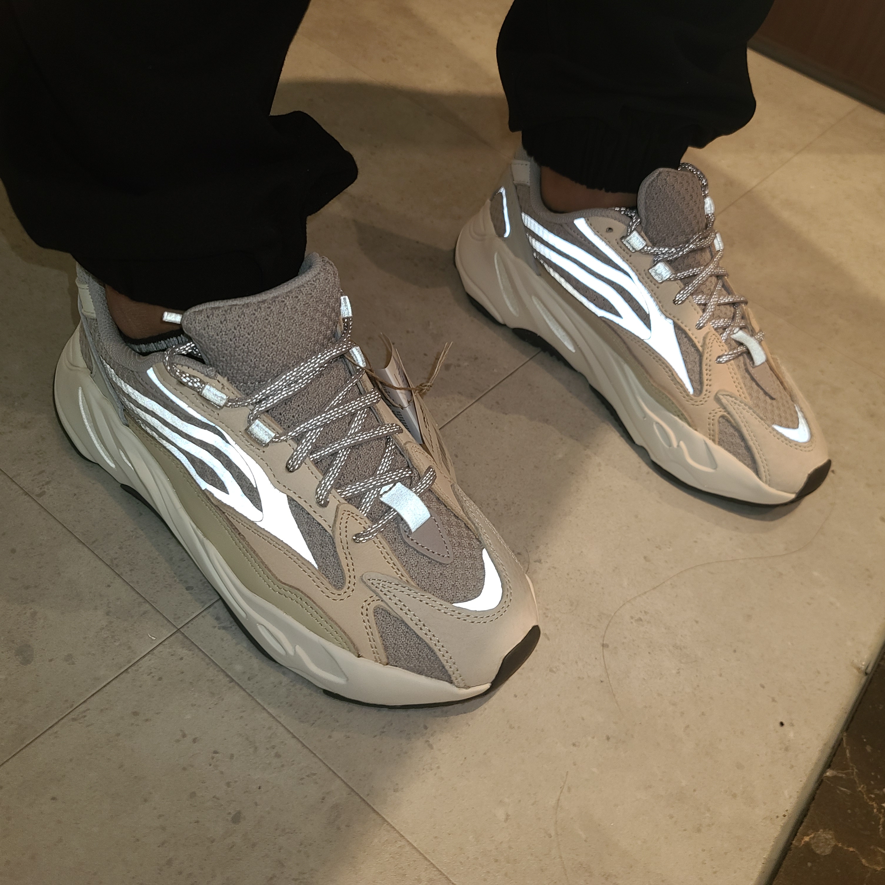 Adidas Yeezy Boost 700 V2 Cream 착용 스타일 - 1