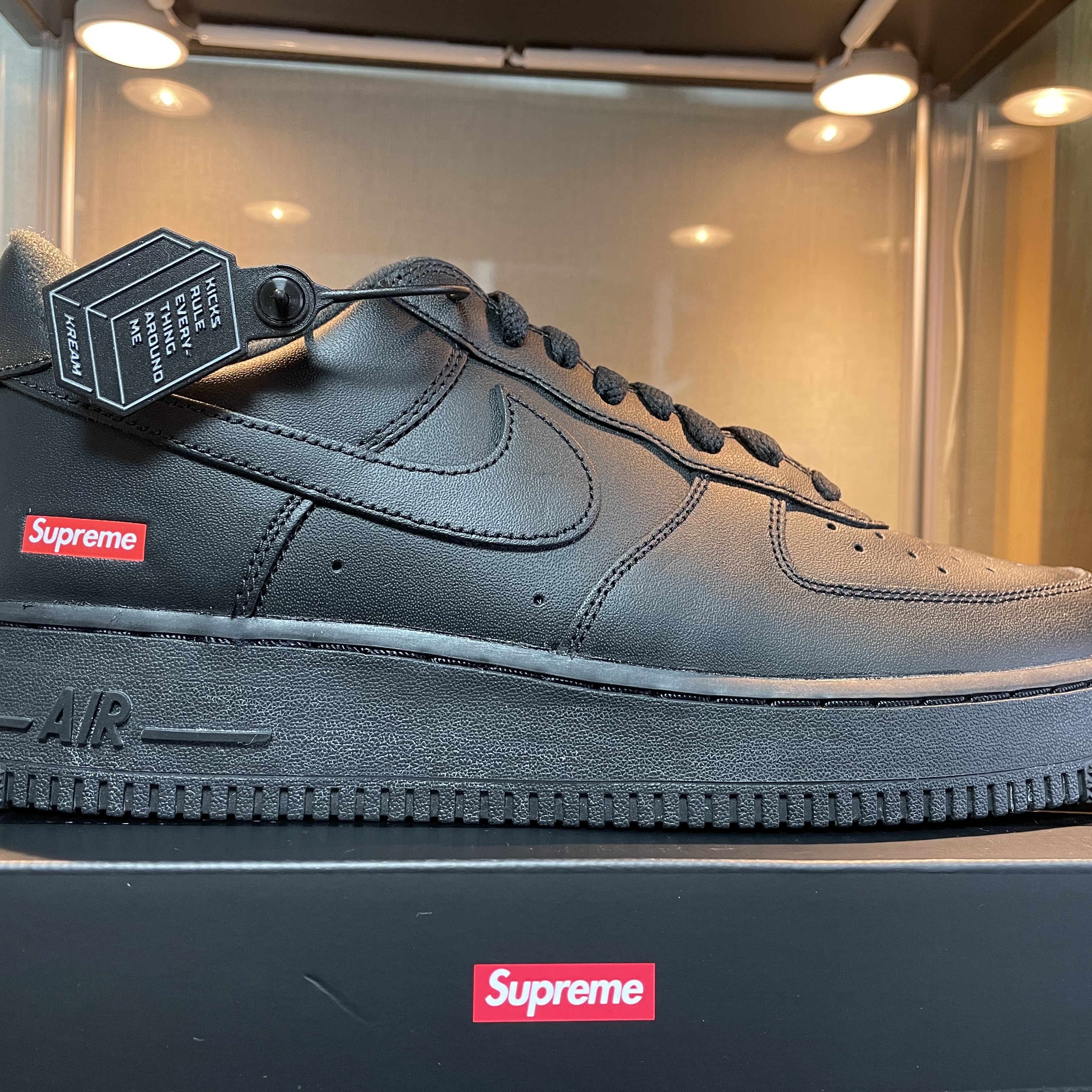 Nike x Supreme Air Force 1 Low Black 착용 스타일 - 2