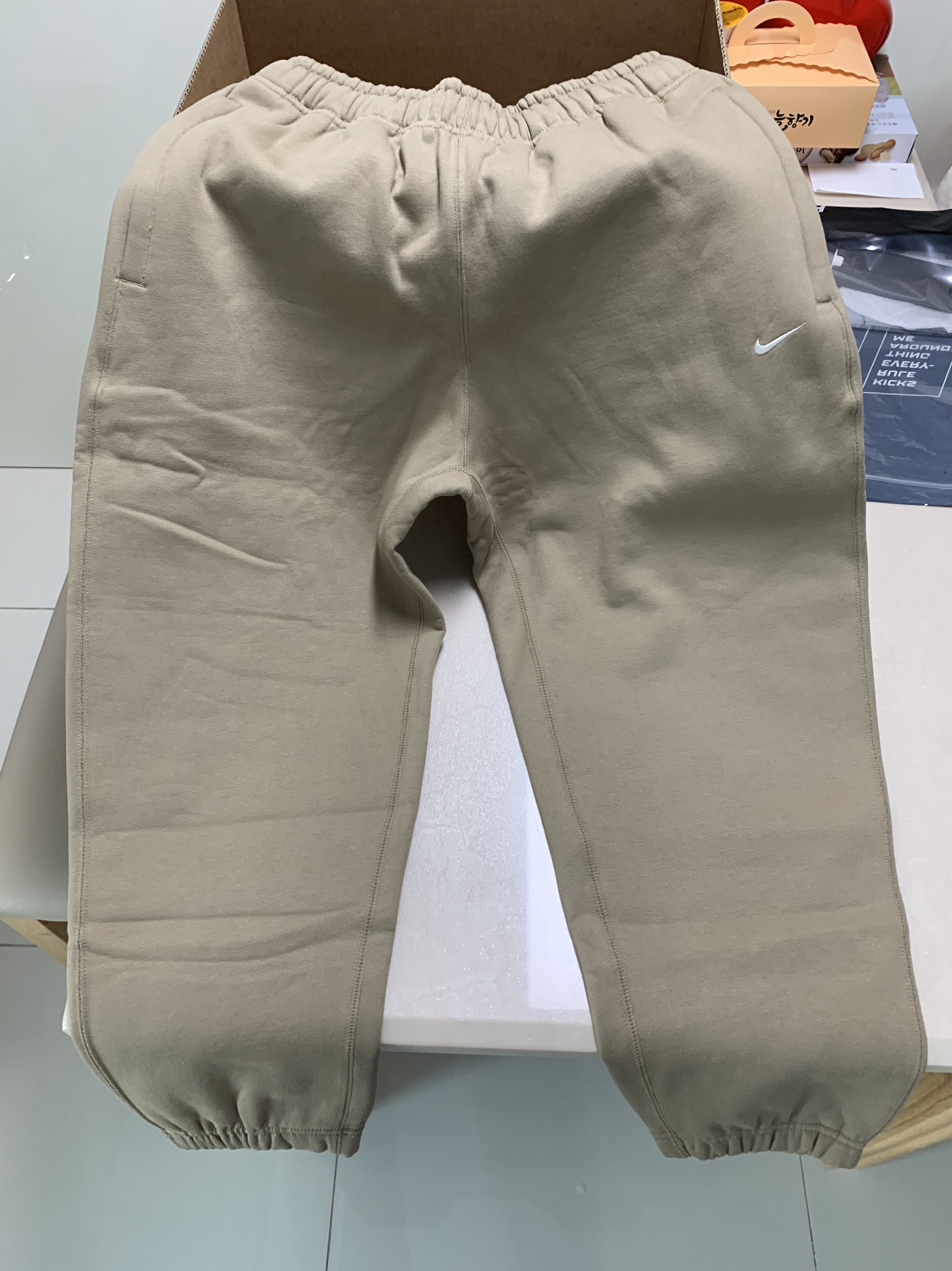 Nike NRG Solo Swoosh Fleece Pants Khaki - Asia 착용 스타일 - 2