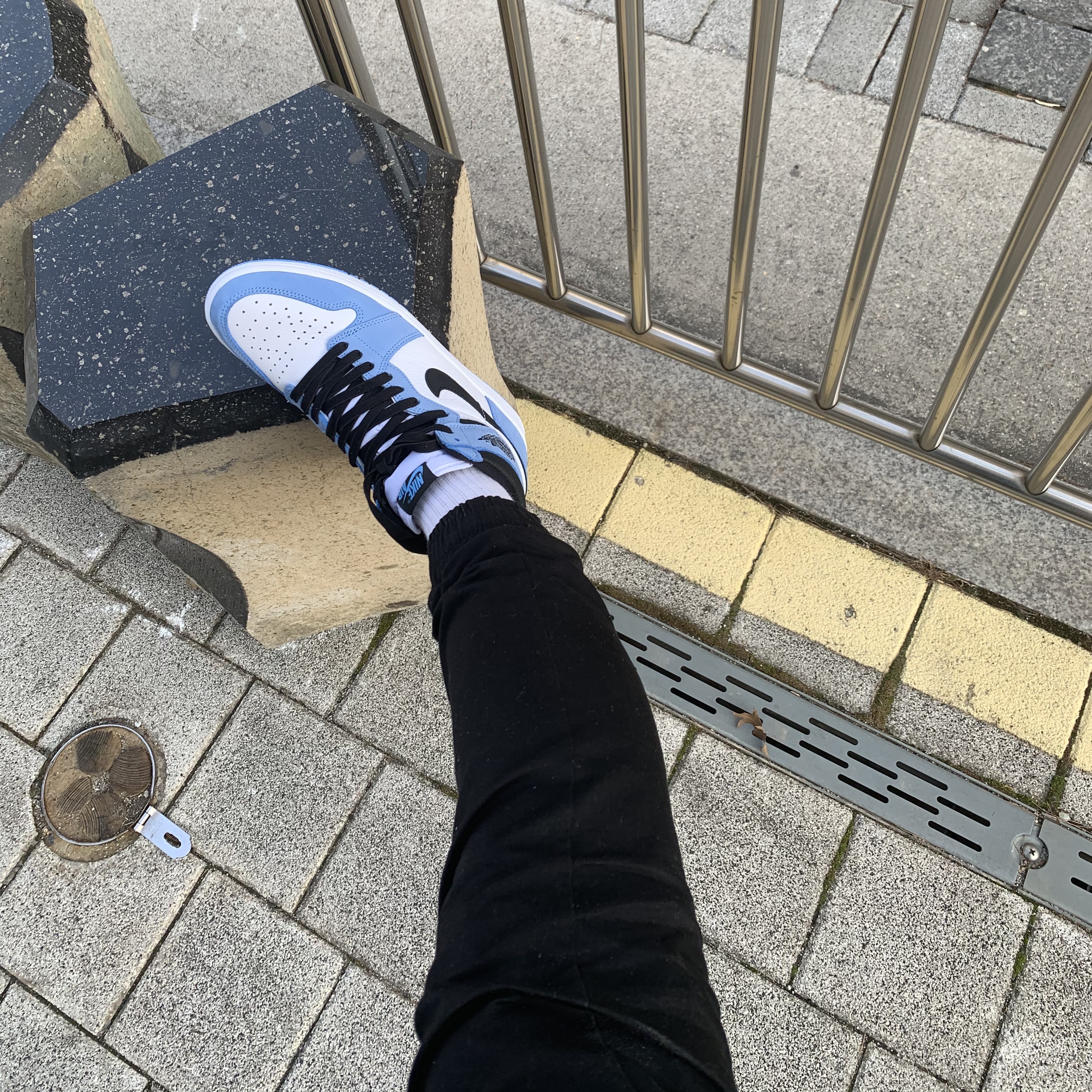 Jordan 1 Retro High OG University Blue 착용 스타일 - 2