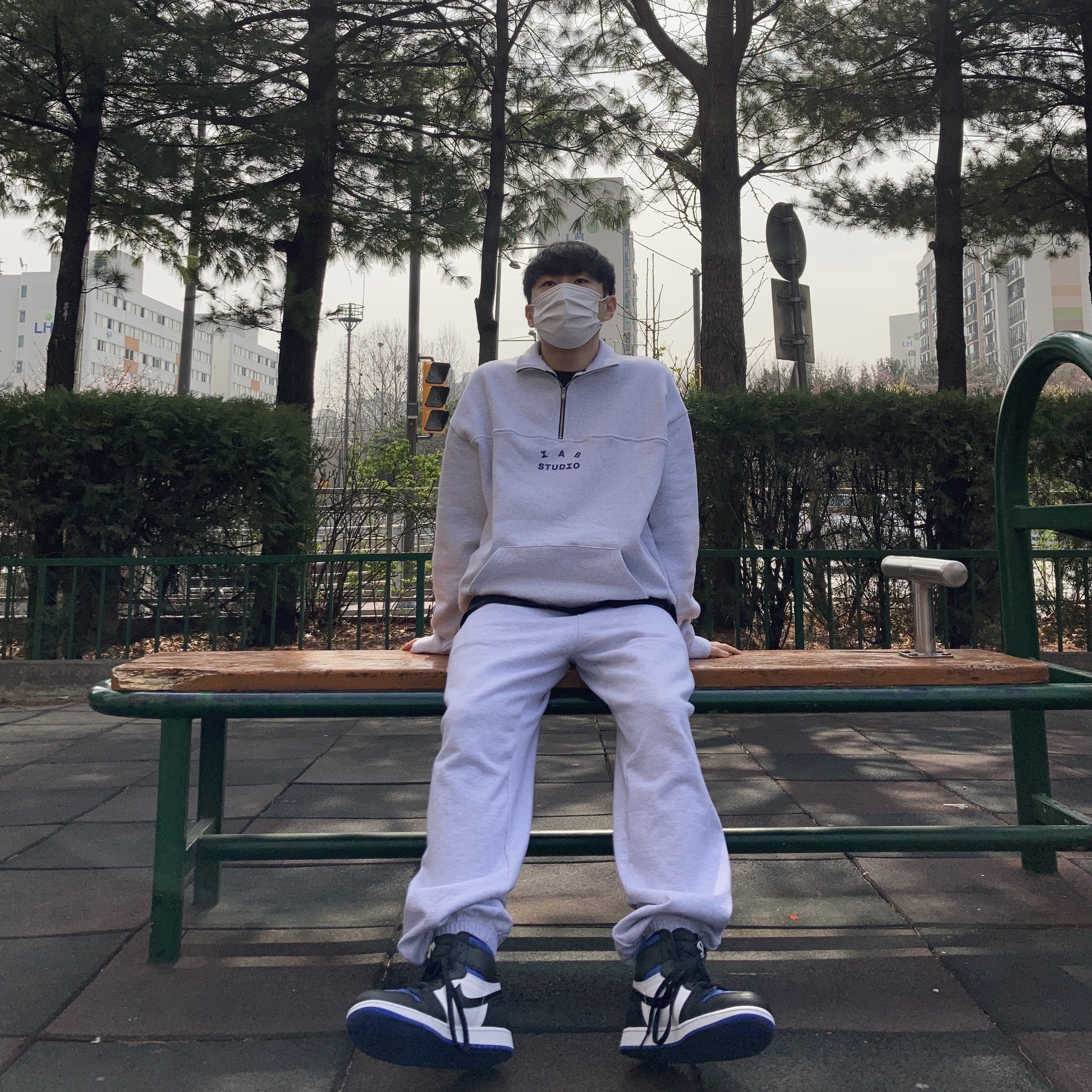 Jordan 1 Retro High OG Royal Toe, IAB Studio Half Zip Pullover Light Gray 착용 스타일 - 2