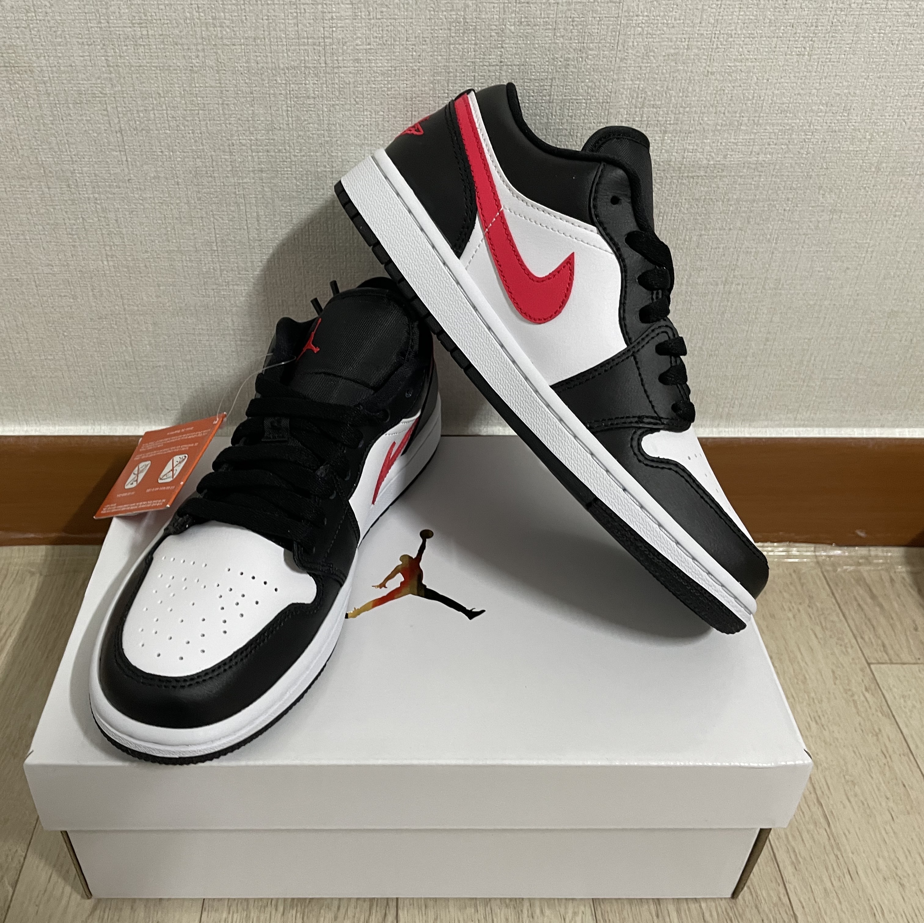 (W) Jordan 1 Low Black Siren Red 착용 스타일 - 2