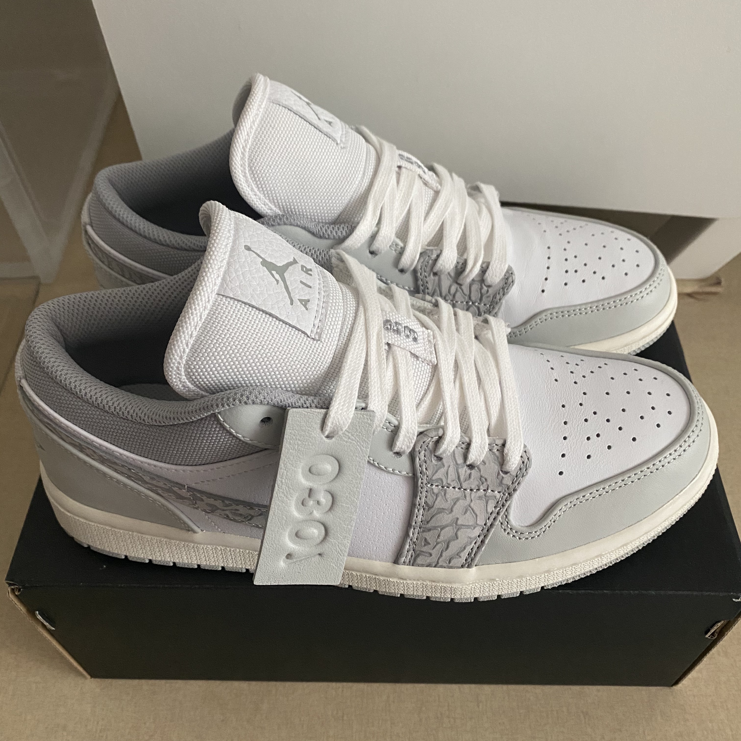 Jordan 1 Low PRM Elephant Print 착용 스타일 - 1