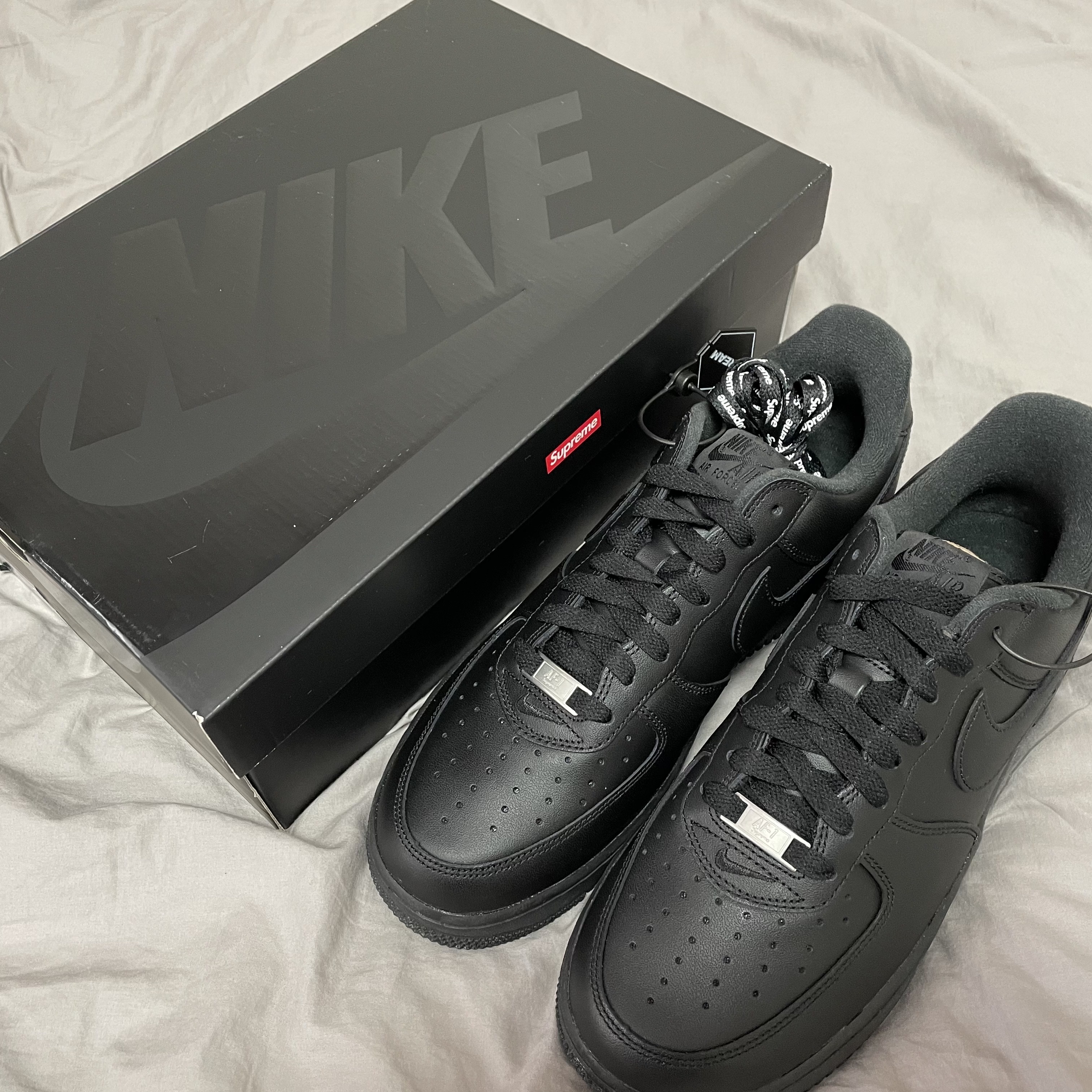 Nike x Supreme Air Force 1 Low Black 착용 스타일 - 1