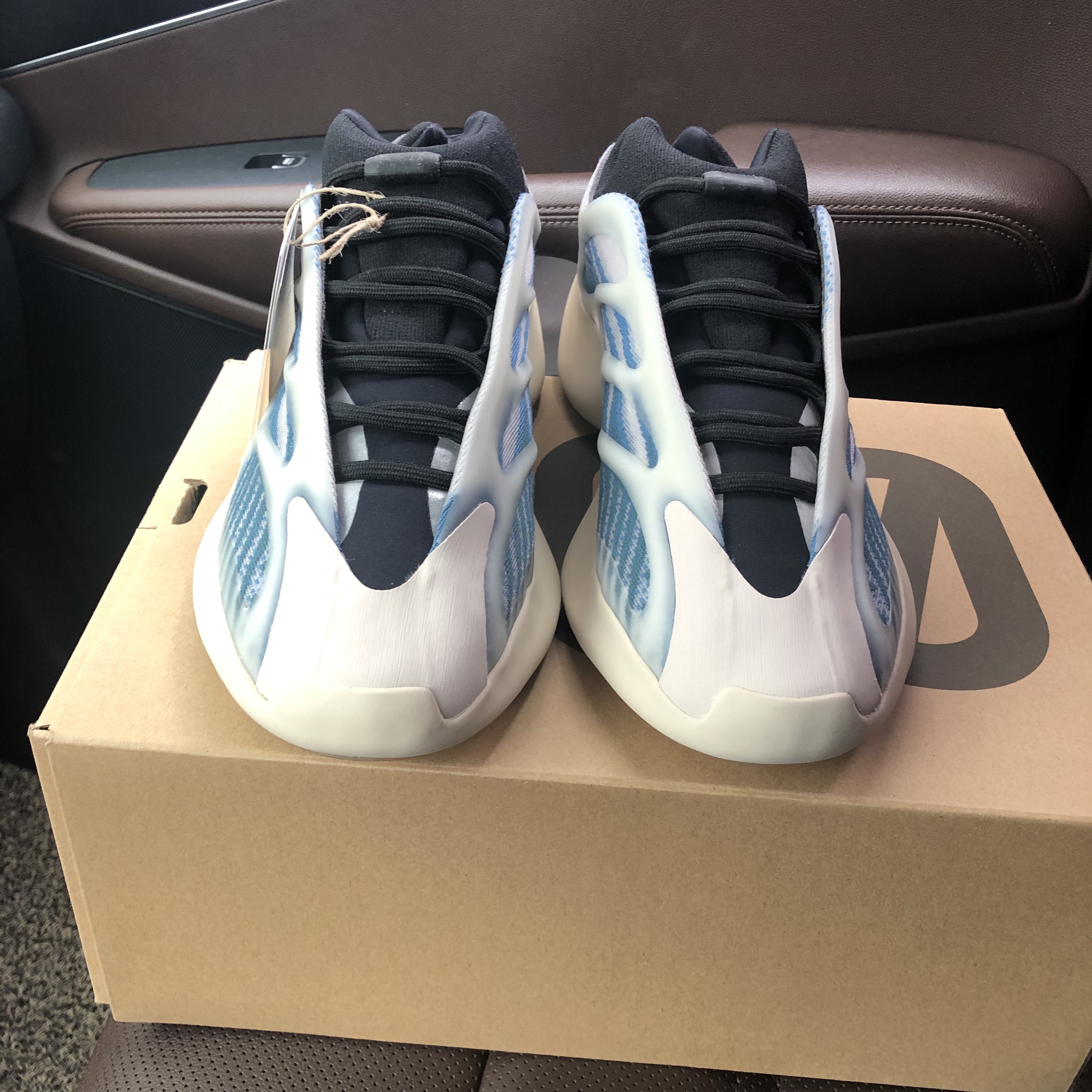 Adidas Yeezy 700 V3 Kyanite 착용 스타일 - 2